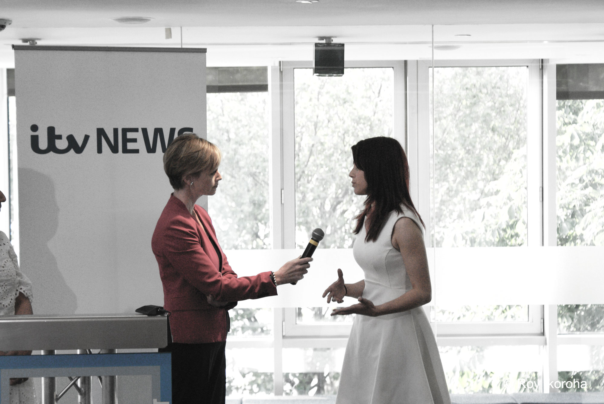 ITV News presenter Julie Etchingham talks with Breaking Into News winner Sally Wynter | © Roy Ikoroha