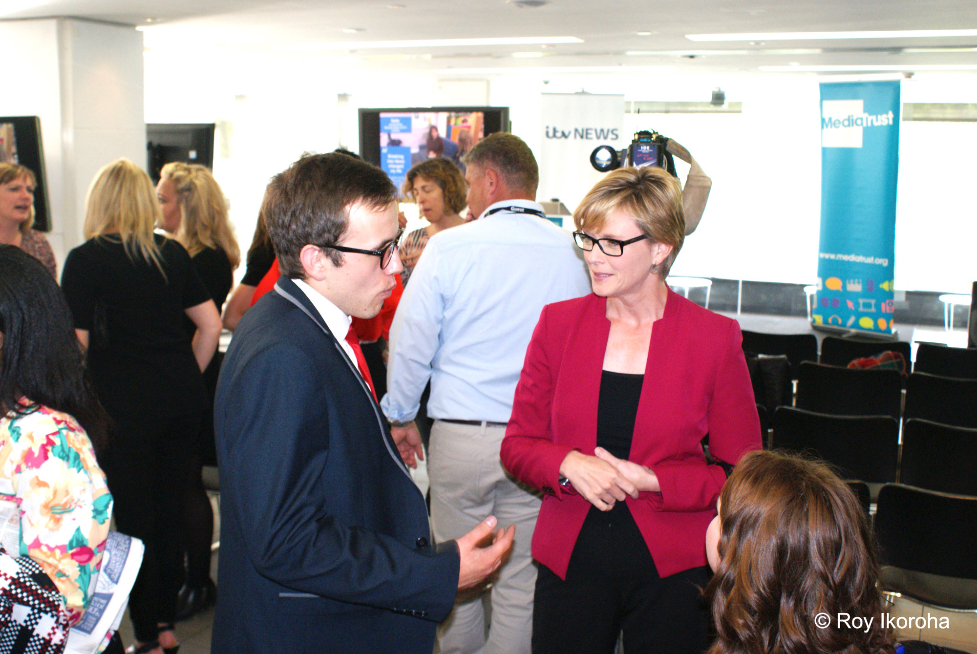 Julie Etchingham talking with finalist Paul Davies | © Roy Ikoroha