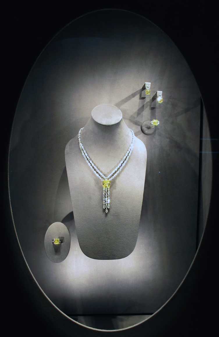 Jewel Salon Vitrine Design