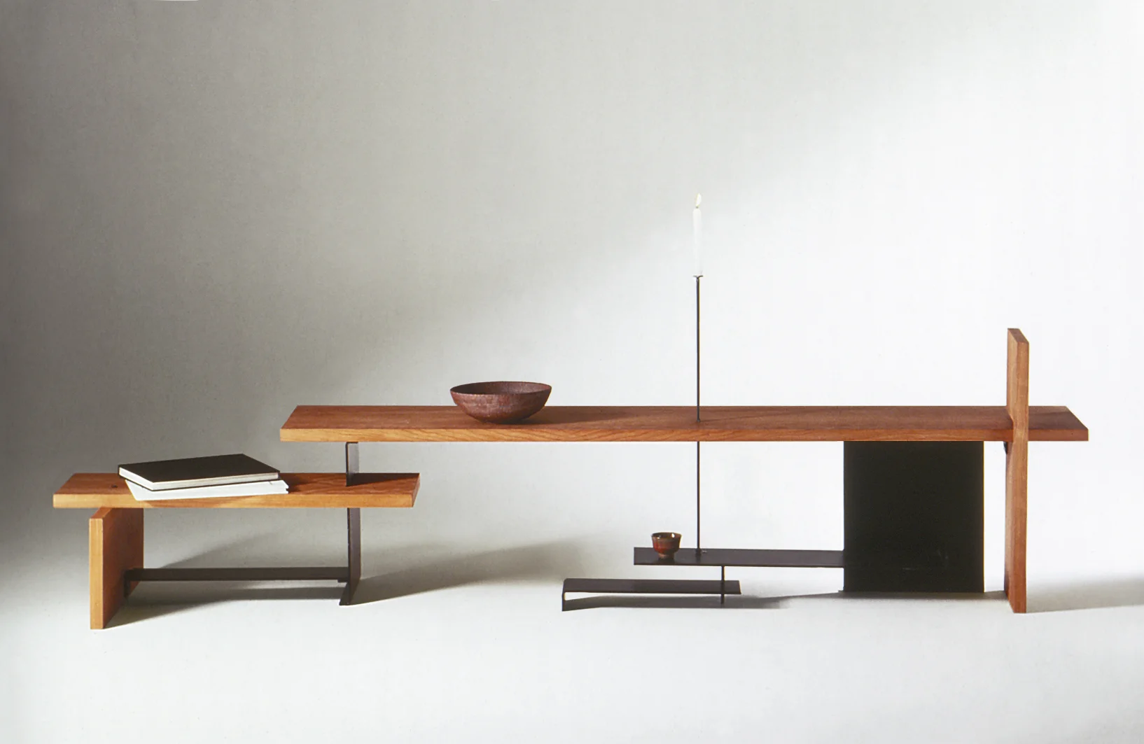   LOW TABLE - LO SPAZIO MIO   Exposition au Salone del Mobile 1999 à Milan.  Bois + acier noir, démontable et transportable  dimensions : 230 x 40 x 35 cm 