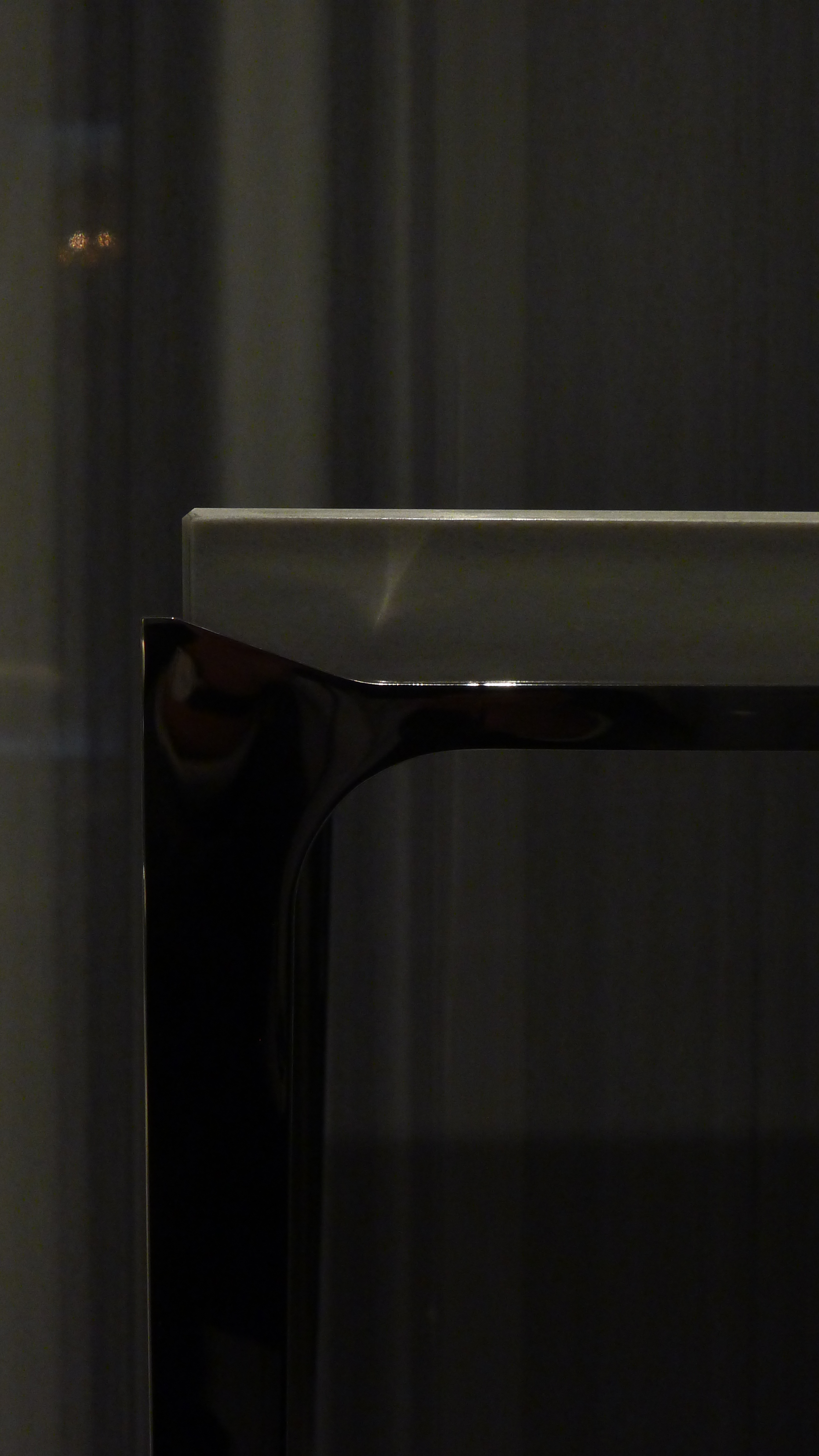  CONSOLE TABLE    Pour SPA Ten Trinity Hotel Four Seasons London  Marbre + inox poli    