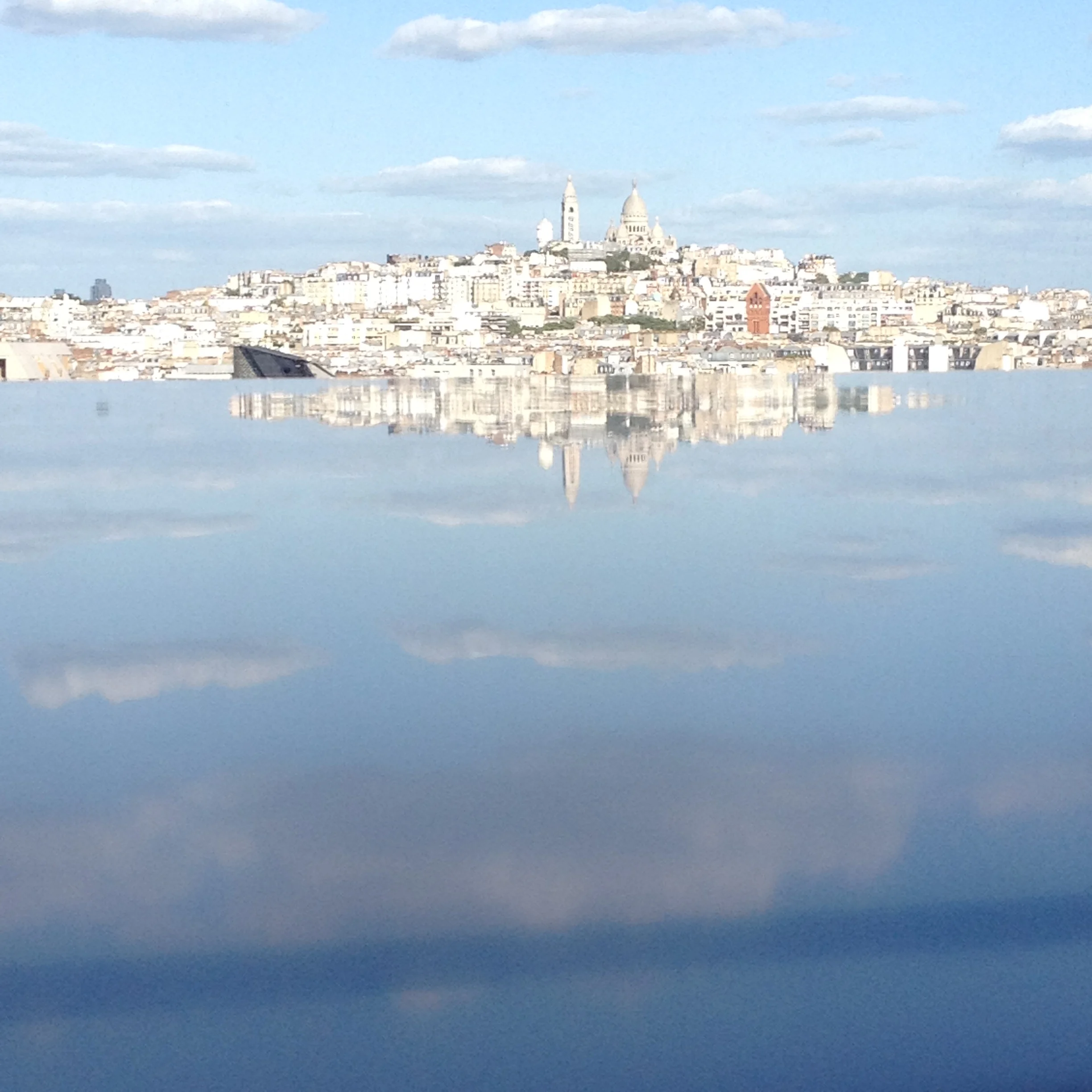  Reflet sur la table laquée noir de Bruno Sciaraffa 