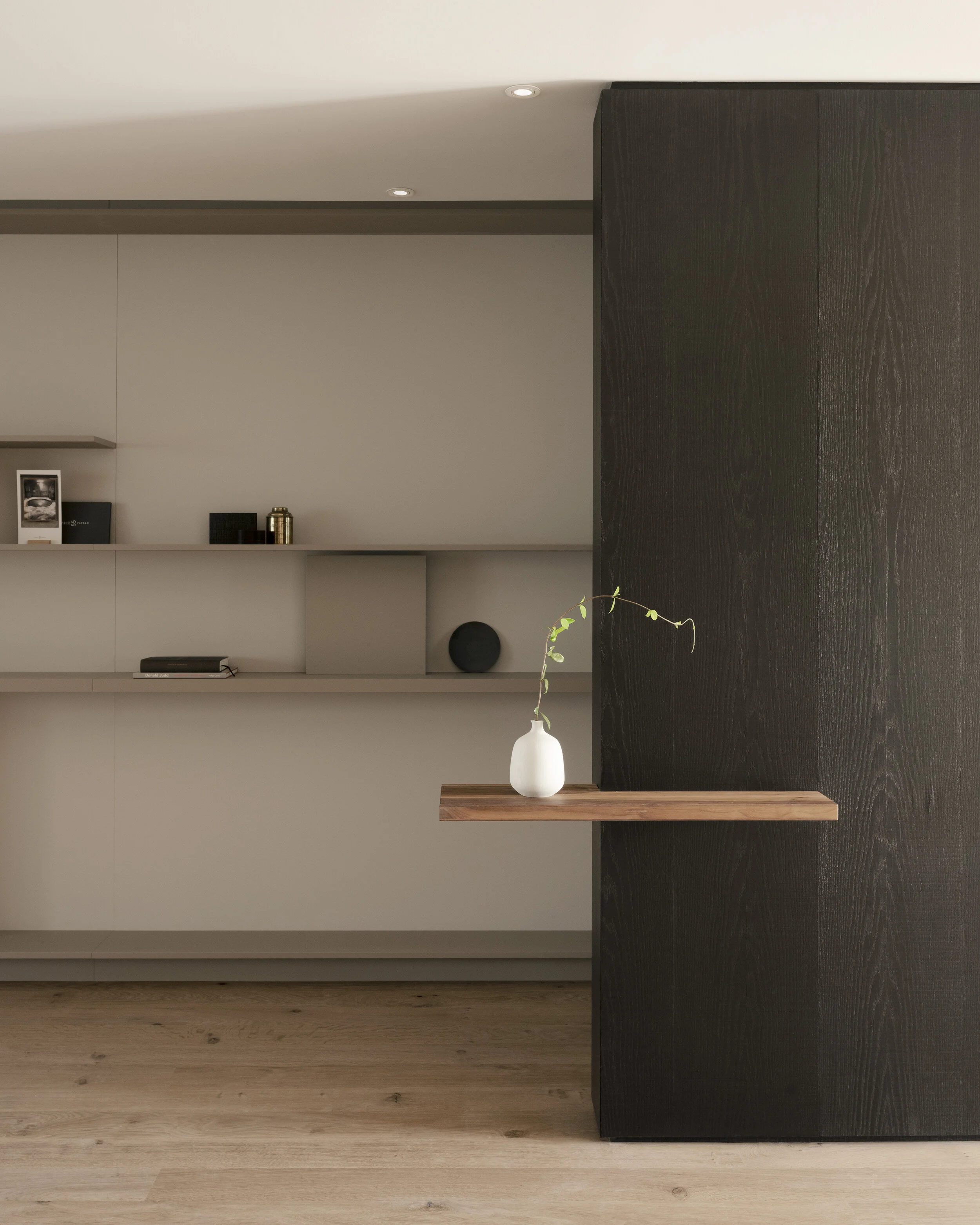  APPARTEMENT PRIVE_PARIS 16ème Villa    Finalist The Plan Award 2022    Un appartement privé avec une galerie traversante transformable à une chambre + un salon      Rénovation + Aménagement d’intérieur   08.2021  165m2  Vue de l’entrée   ©Vincent Le