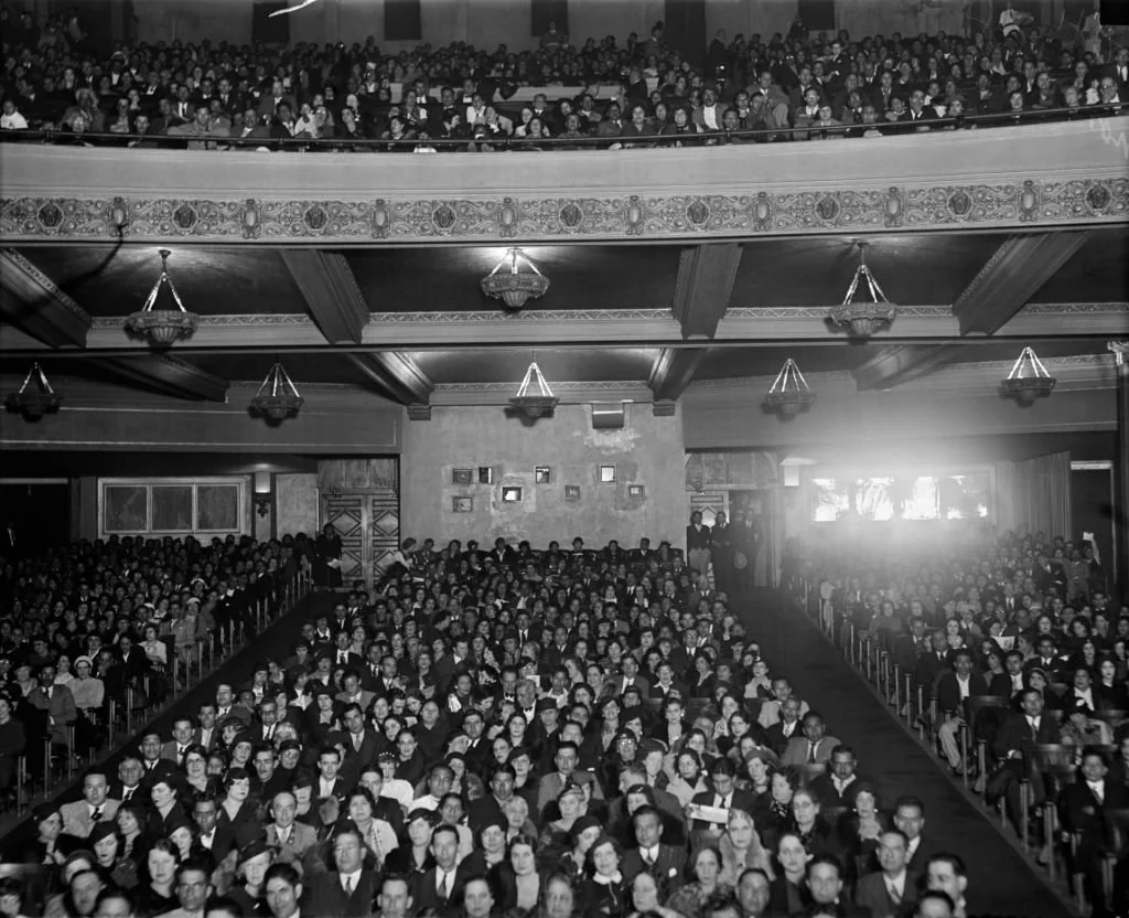 1930s-packed-full-house-audience-in-movie-theater-news-photo-1610078663.jpeg