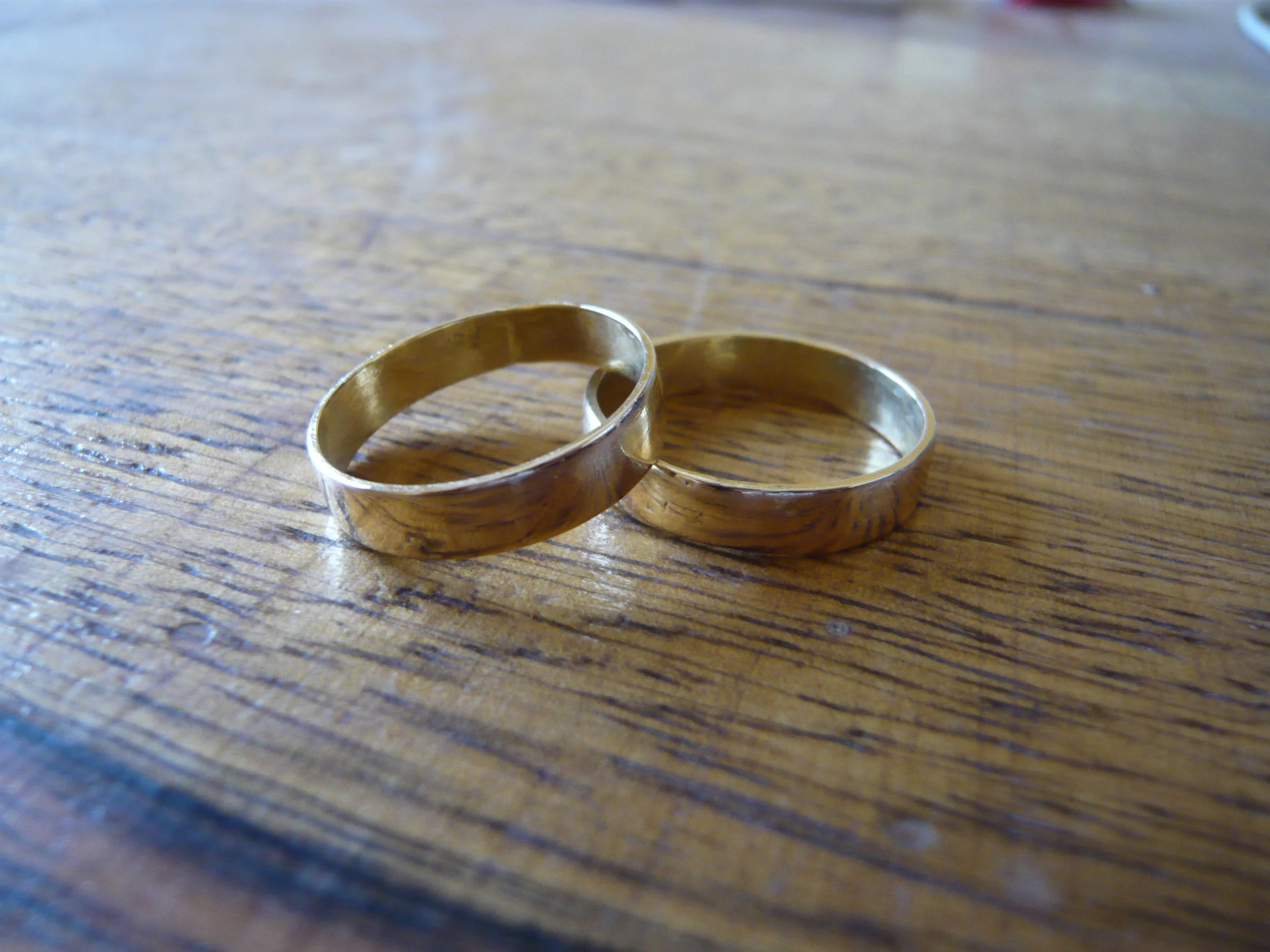 Two_golden_wedding_rings.jpg