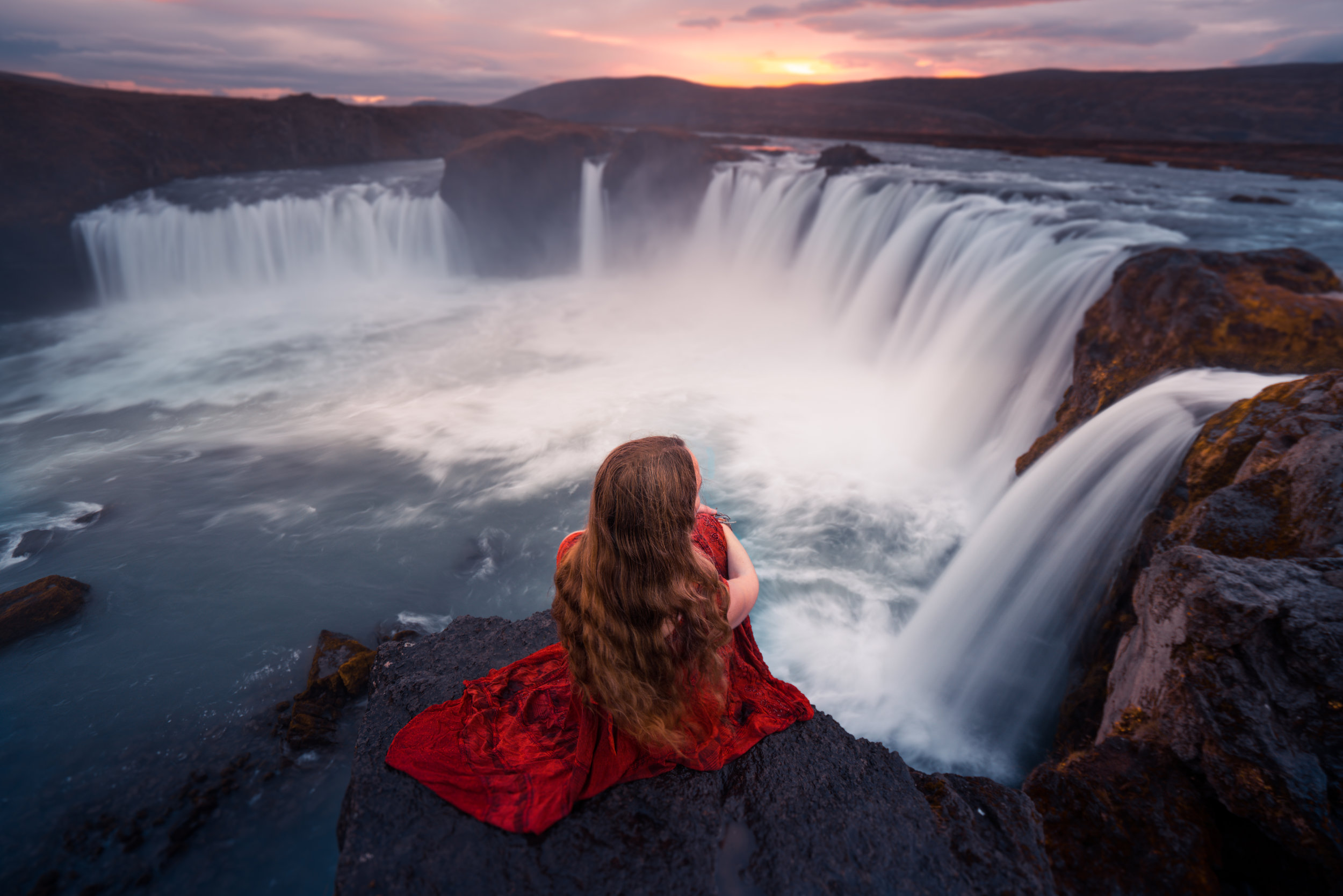 Песня поющие водопады. Лиззи Гадд. Девушка у водопада. Фотосессия у водопада. Водопад девушка природа.