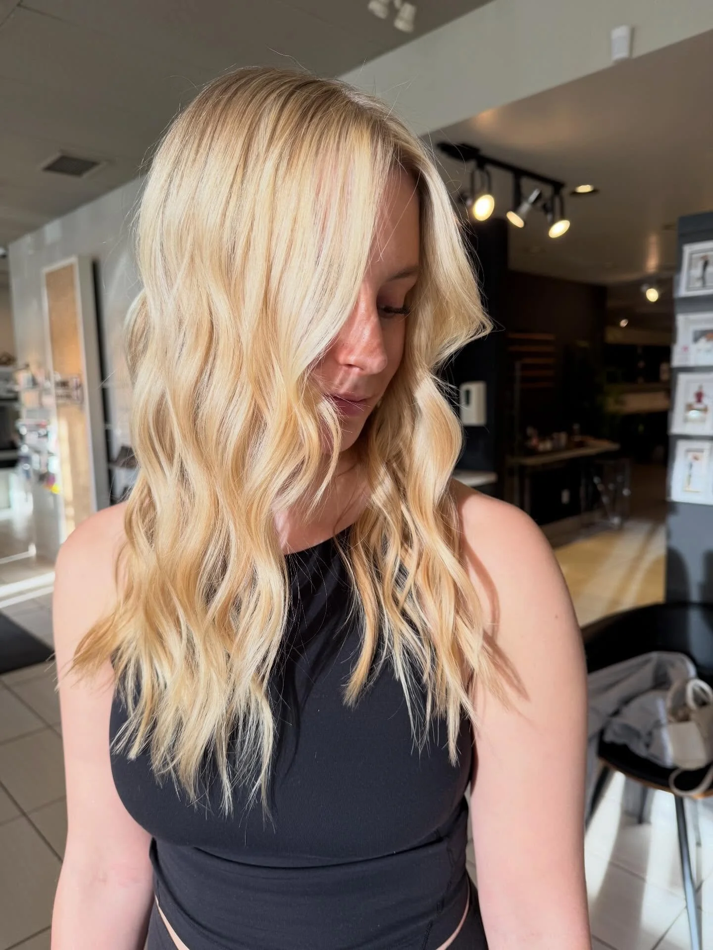 LIGHT REFLECTION: Let&rsquo;s talk about it. 
Same girl, Same time, different lighting. 
This is something everyone can expect when standing in different types of lighting. No filter, no phone adjustment.. just using the natural light vs salon lights