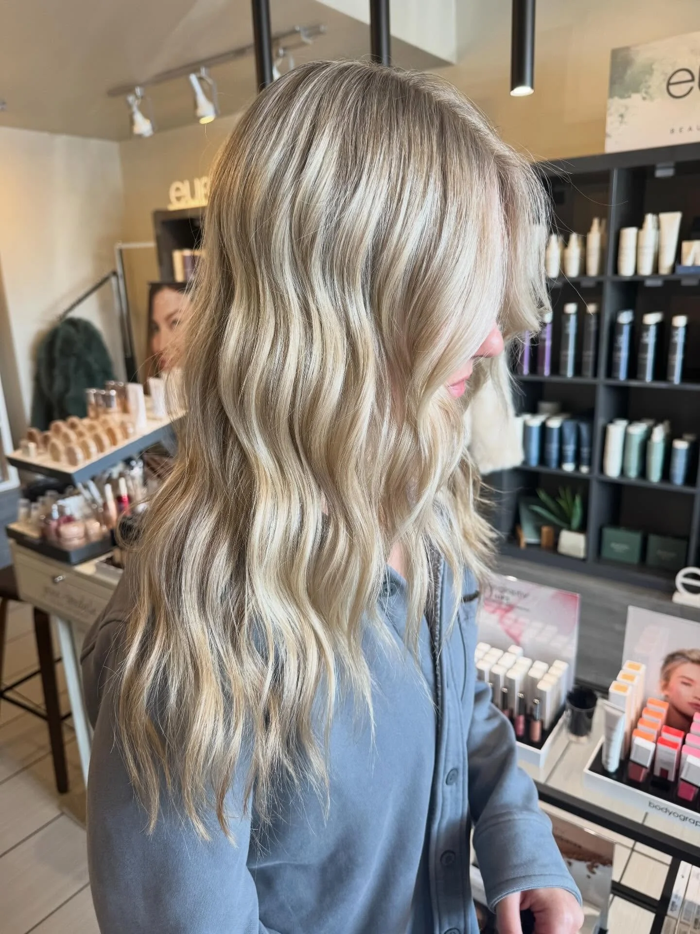 We love a bright blonde ☀️🤍 #yegsalon #yegstylist #tommiesalon #ibss #eufora #kevinmurphy #balmainhaircouture #brightblonde #blondehair 
Artist: @caitlyn.tommiesalon