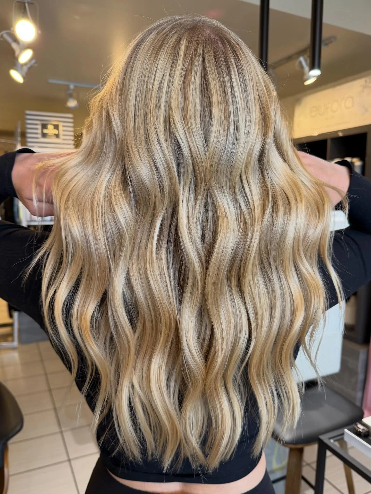 Spring called&hellip; she wants her blonde back☀️
#tommiesalon #blondebombshell #springhair #yegsalon