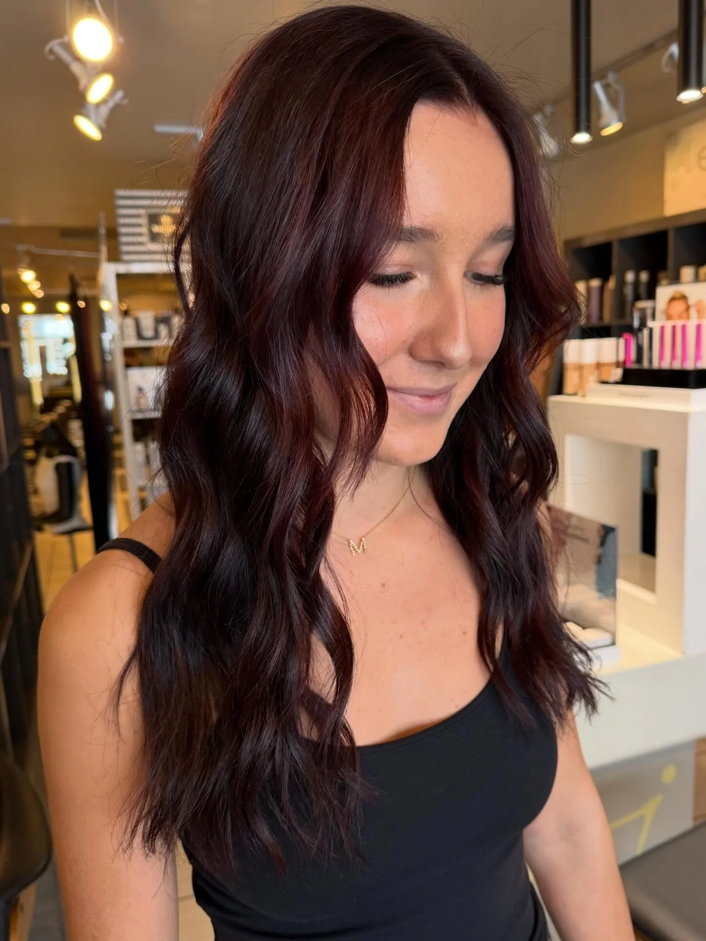 That shade though&hellip; ✨ effortlessly rich and made to turn heads.

Custom colour with our Lead stylist Caitlyn🤍

Luxury looks good on you, book now!
#tommiesalon #kmcolorme #yegsalon