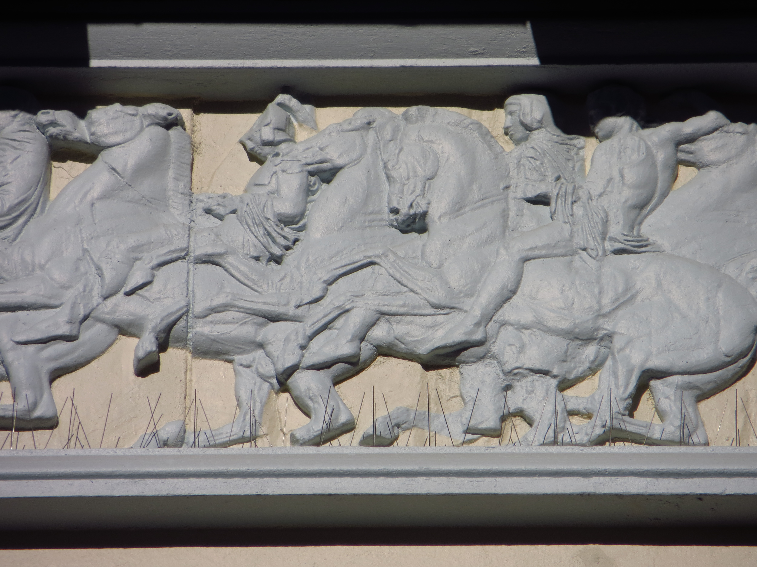 What's the difference between a frieze and a bas relief?