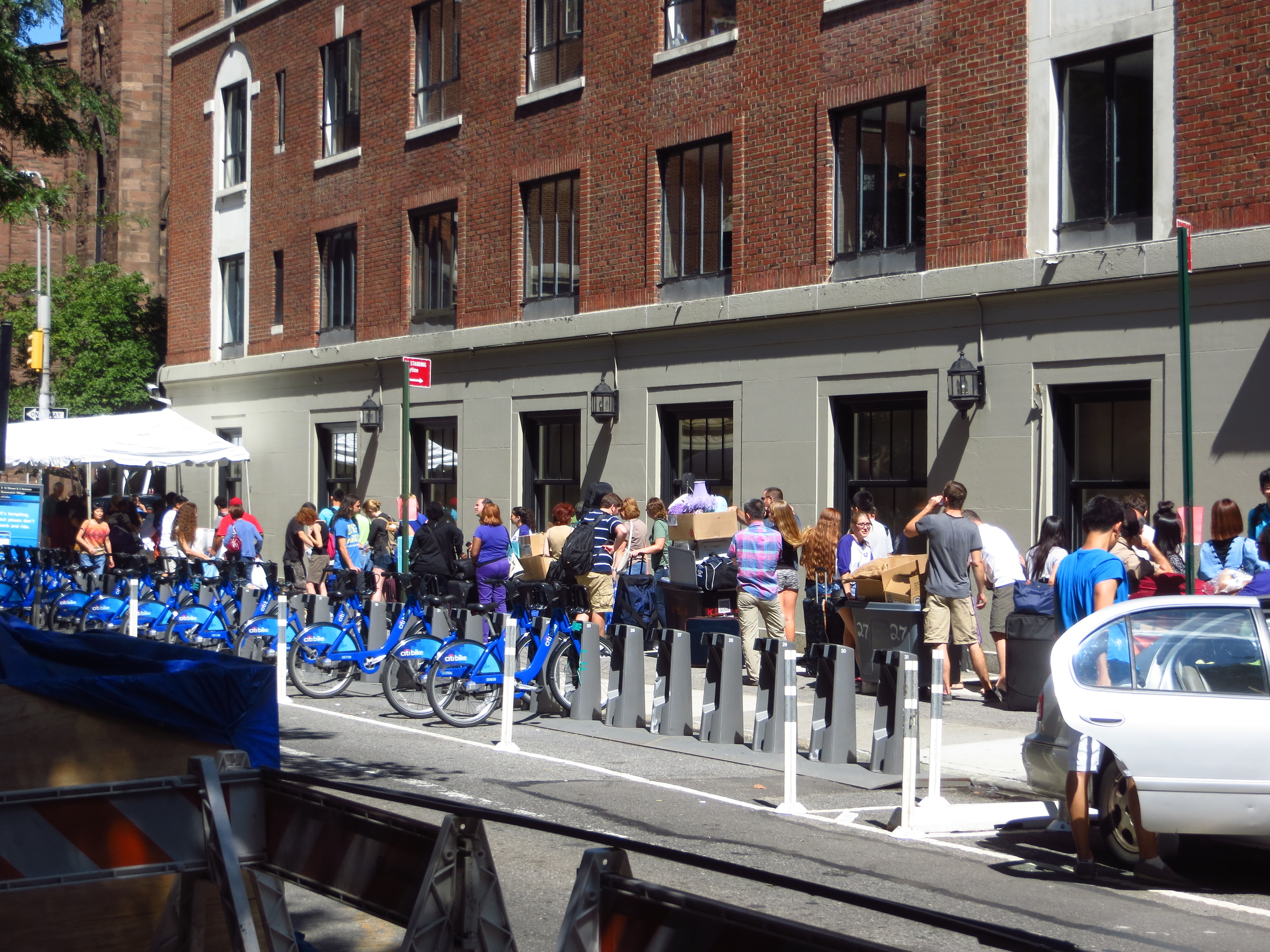 NYU class of 2018 moving in