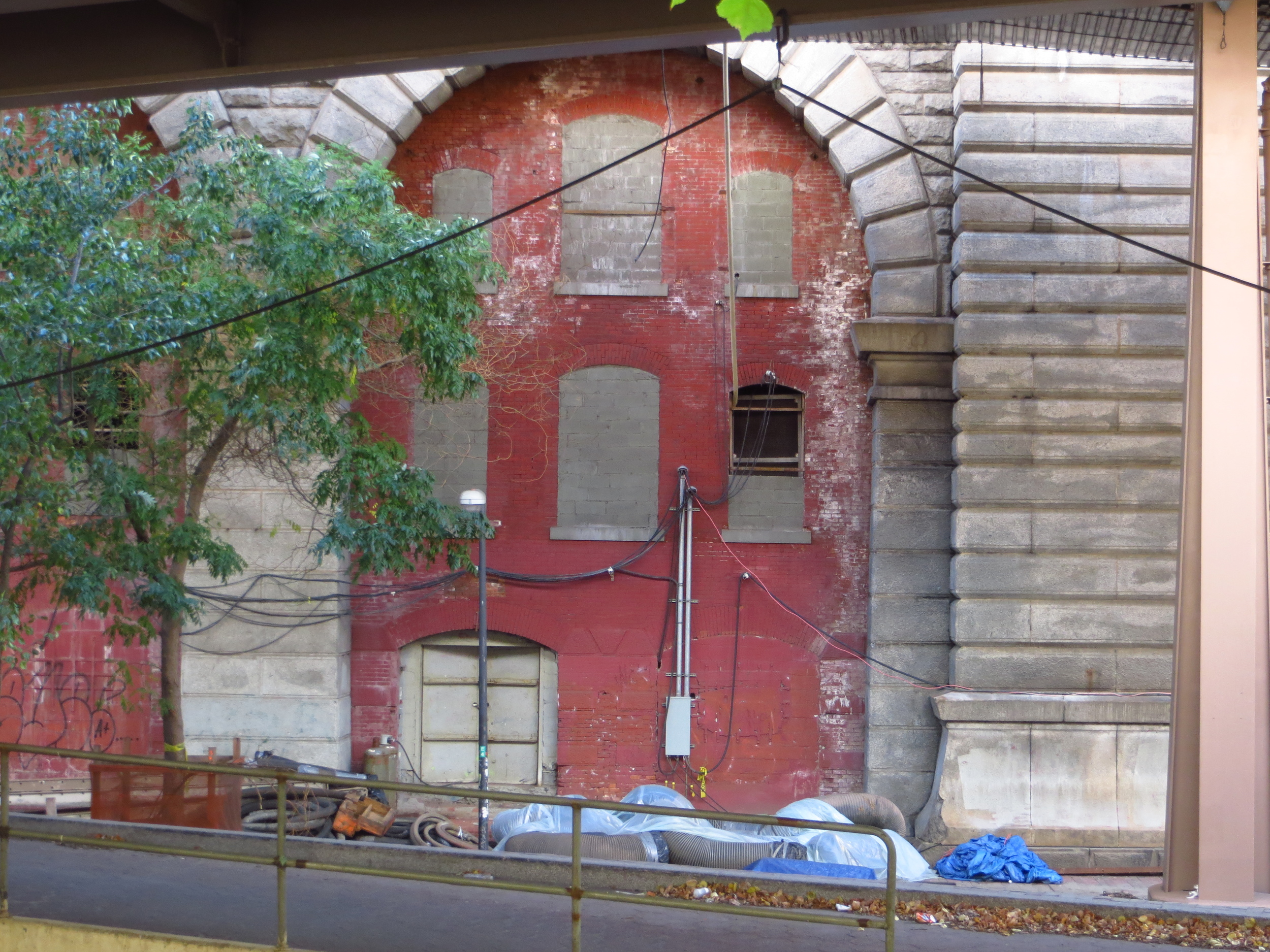 Interesting building under the Brooklyn Bridge