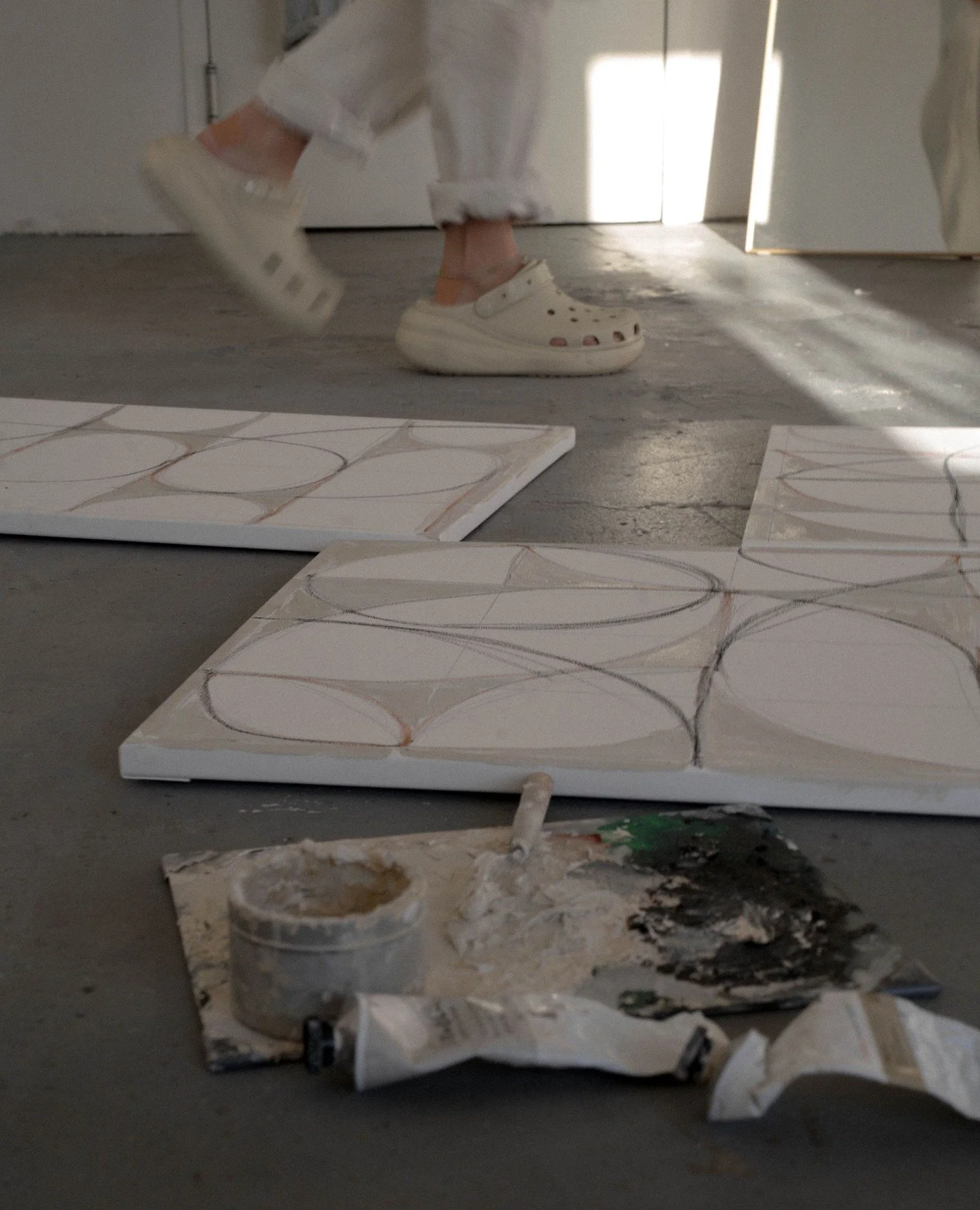 I paint on the floor on the wall on easels on tables, outside and inside the work tells me where it wants to be made.⁠
⁠
#oaklandartist #bayareaartist #painter #abstractart #modernart #minimalistart #abstractpaintings #oaklandabstractartist #SFartist