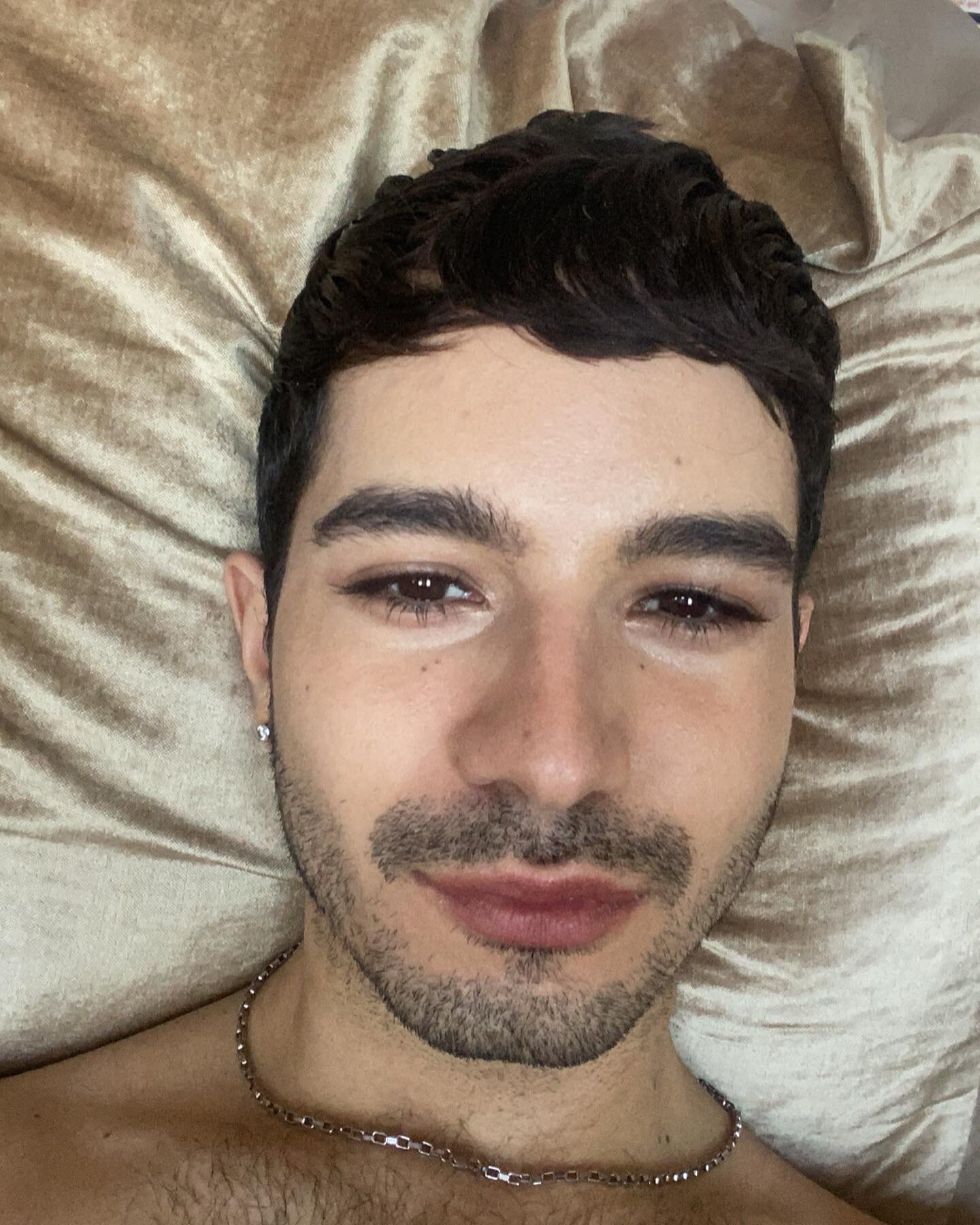 Skin texture. Krispy Kreme crumbs. Flattering apt light. That&rsquo;s the real me hun-ay 💁&zwj;♂️💁&zwj;♂️