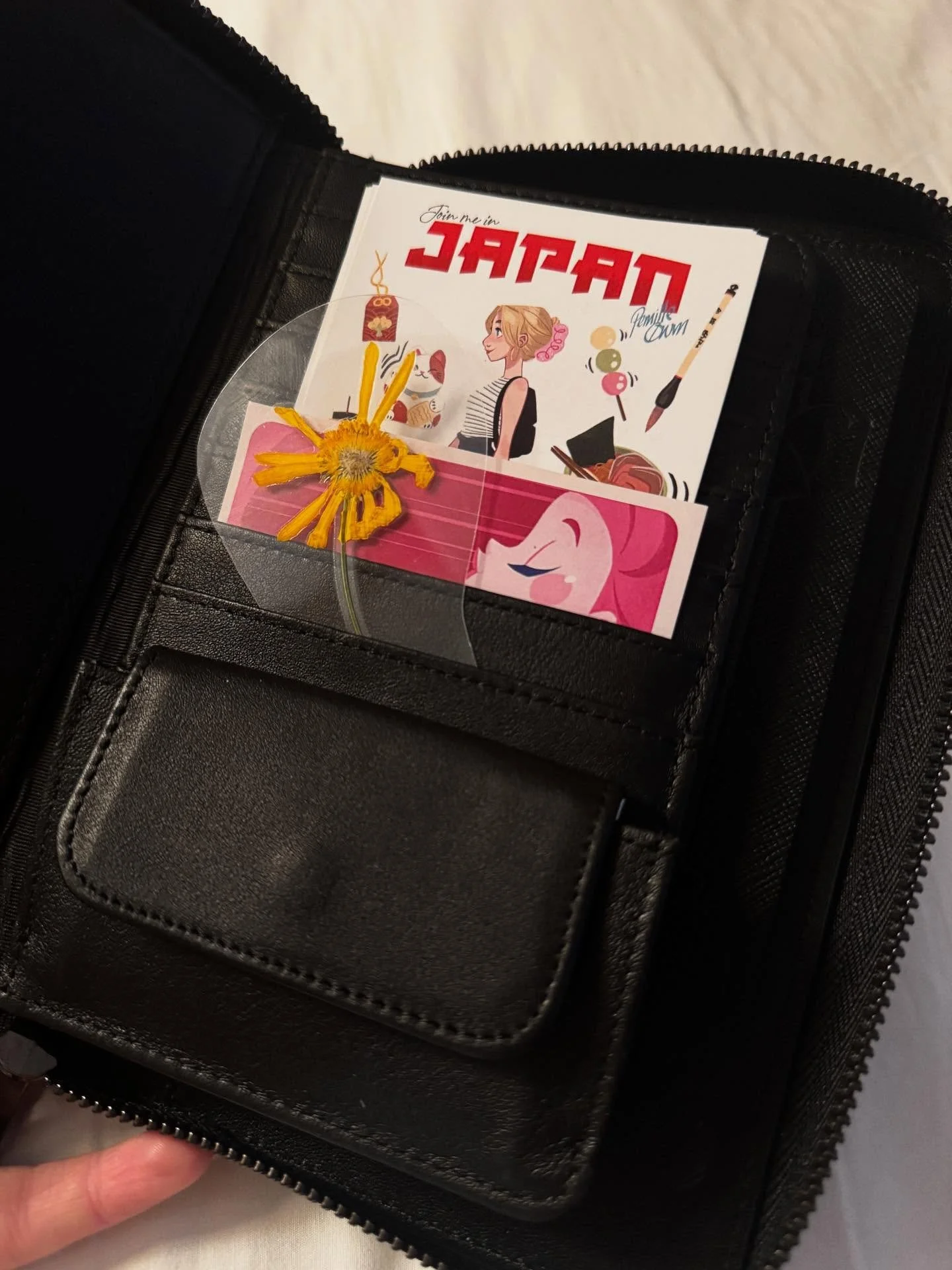 At @lightboxexpo, I picked up this beautiful wallet, bag, and sketchbook from @sketchwallet, and it's perfect for my flight home. It keeps all my essentials, notes, and sketches organized.
#girlsinanimation #sketchwallet