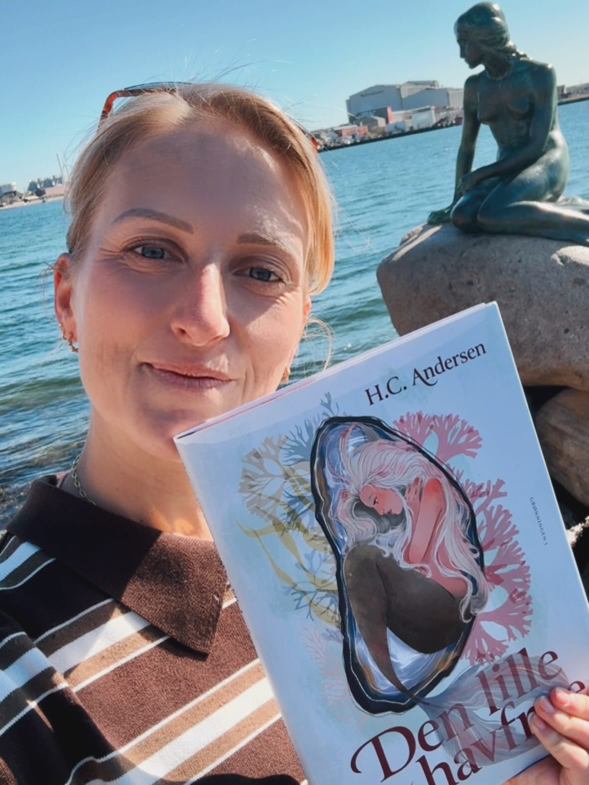 My book The Little Mermaid is finally out in stores in Denmark 🐚🦀🌊

Yesterday I got to hold my very first copy in my hands&hellip; and of course I had to take her on a little adventure through Copenhagen, ending with a visit to a very special lady