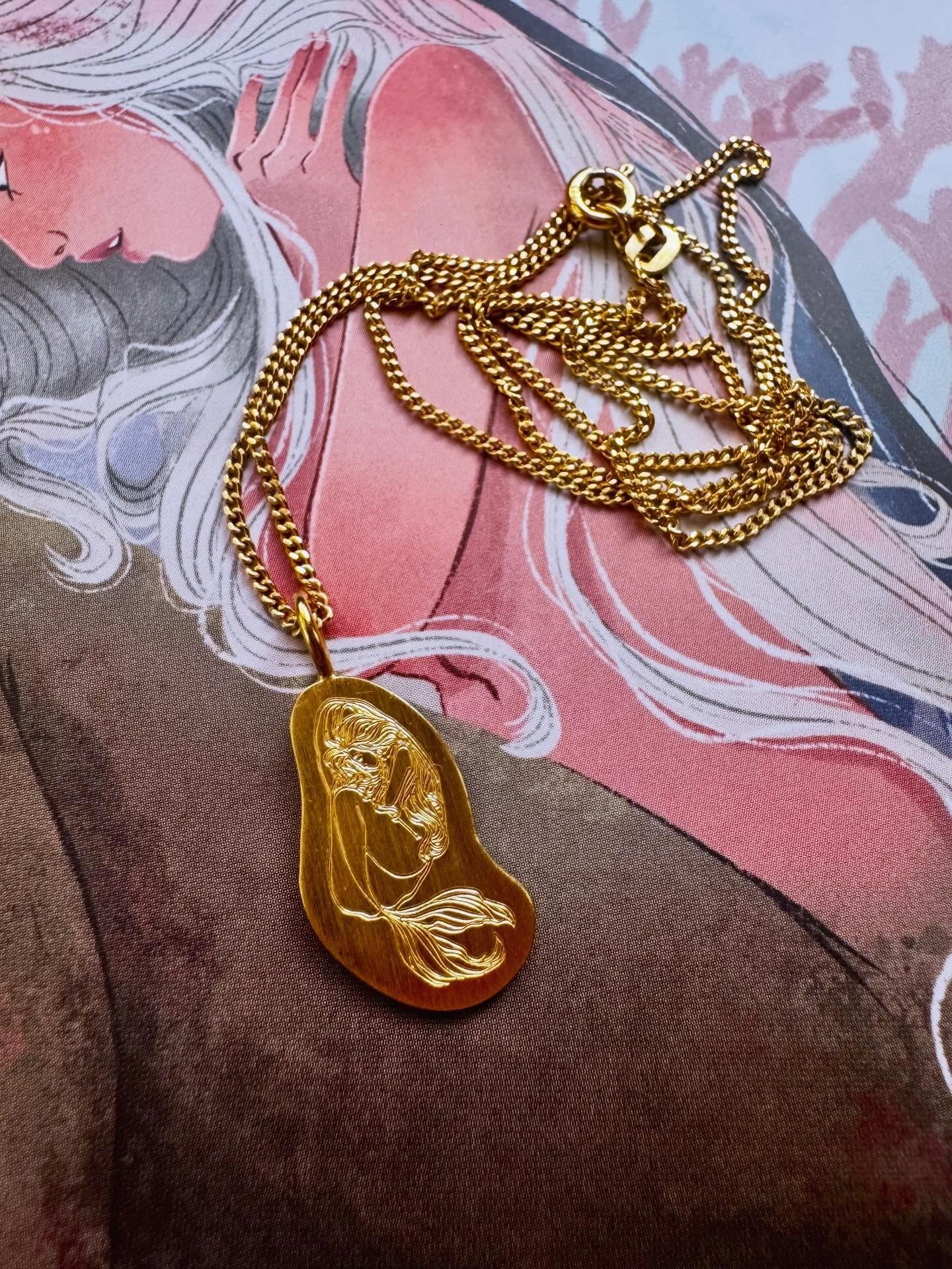 My mom and family gave the most beautiful gift to celebrate the release of my book: a necklace with a delicate engraving of the cover of my book &lsquo;The Little Mermaid&rsquo;.
#thelittlemermaid #denlillehavfrue #havfruepernille