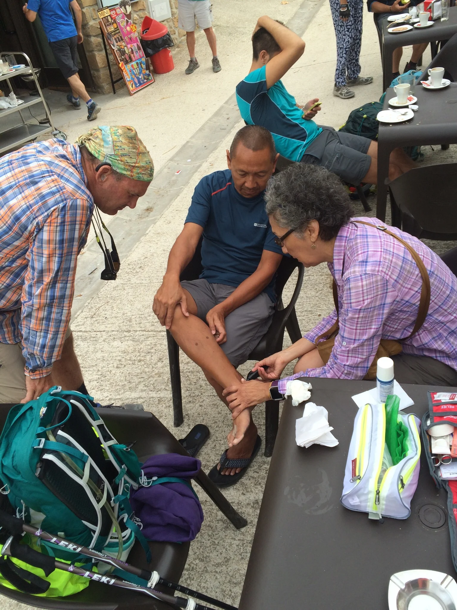 Mary Lou runs a field clinic at the morning coffee stop