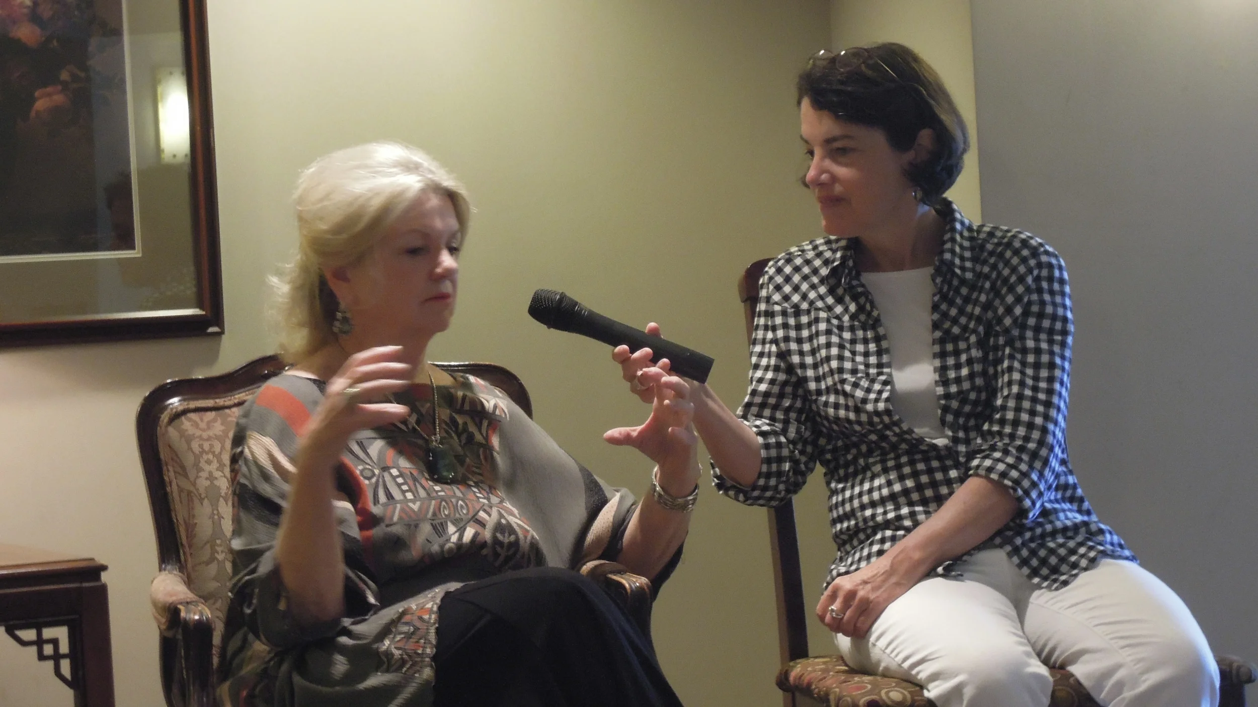 Anne Linden Steele working with a client to clarify her issue. 