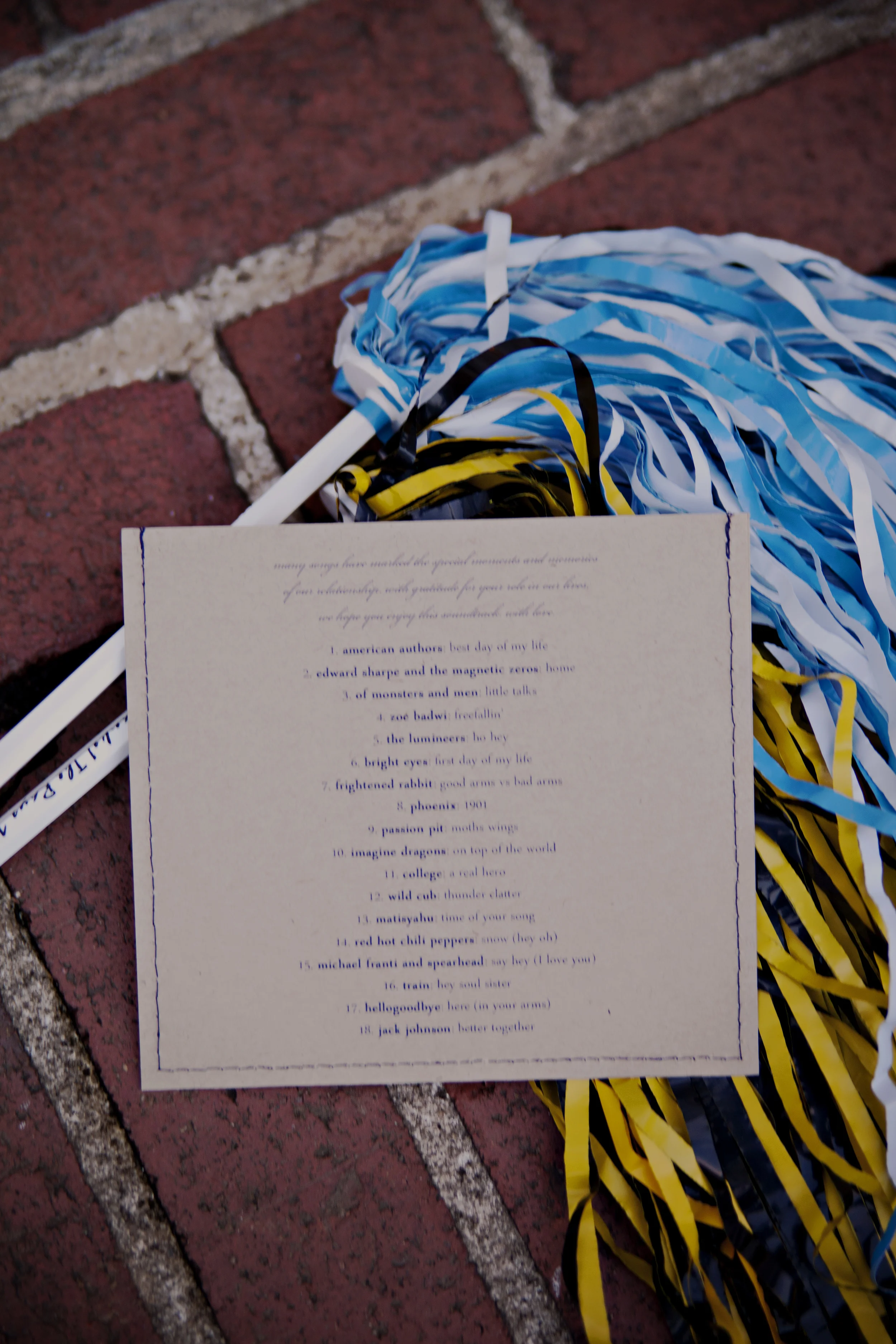 Pom-poms for an exit (and to keep) and a cd with songs chosen by the couple