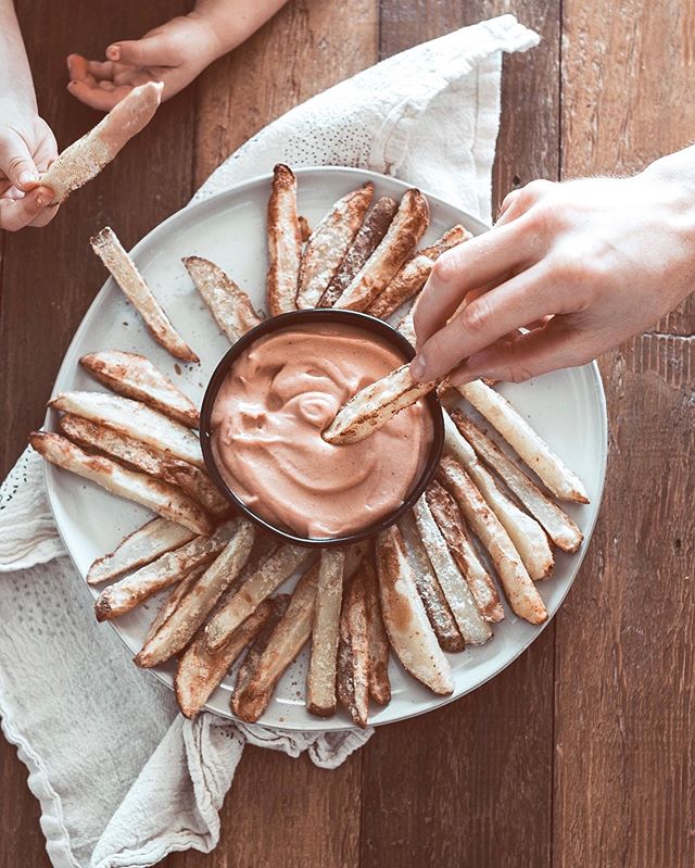 HAPPY FRY-YAY! ✨😋 this fry sauce and crispy coconut flour fries from my ebook is one of my ABSOLUTE favs. (Idaho and Utah people YOU KNOW 😉😋) Serious comfort food 😋 my ebook is out now and it&rsquo;s only $7! Link in bio :) #sauceymama #kpeats