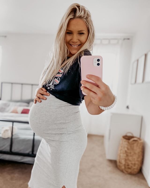 At the end of #35weeks and up 35lbs✨🥰 Just this past week I have REALLY started to feel pregnant. Tired, more swollen and doing a lot of meditation and fear work. I&rsquo;m getting clear on where the fear is coming from and reprogramming and feeling