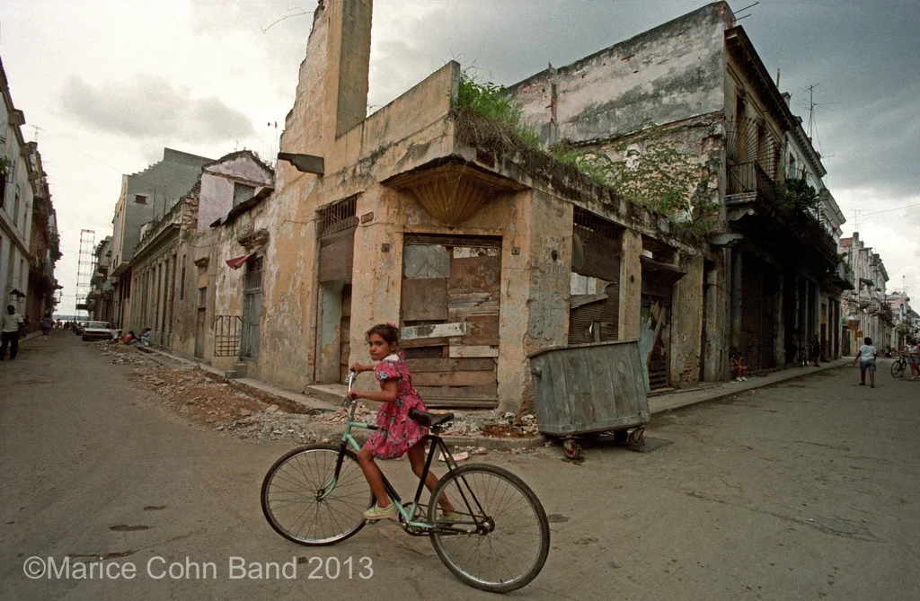 03195havanagirlbikeSXCA.JPG