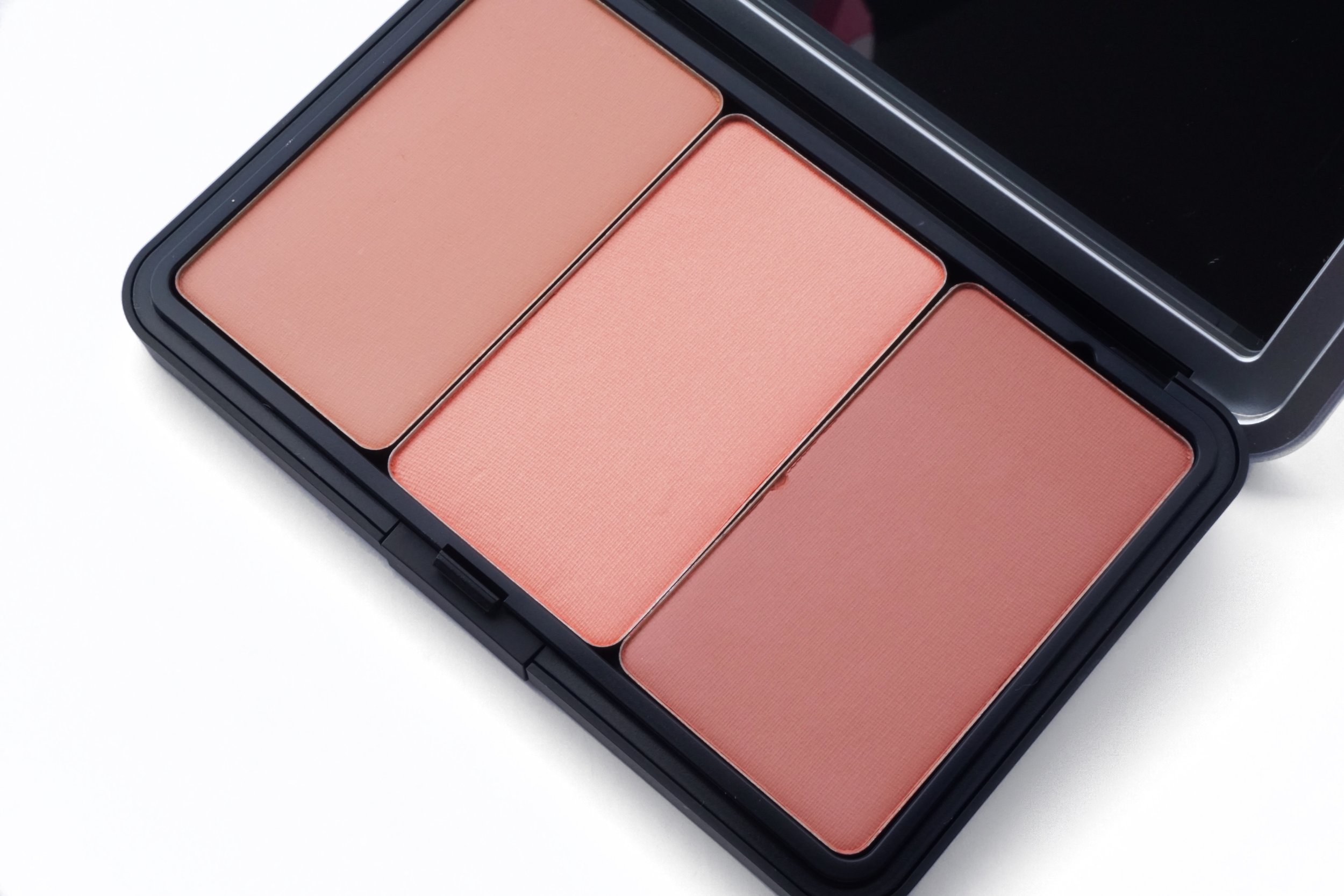virkningsfuldhed hungersnød Analytiker MAKEUP FOREVER Artist Face Color Highlight, Sculpt and Blush Powder Review  — Makeup & Minis