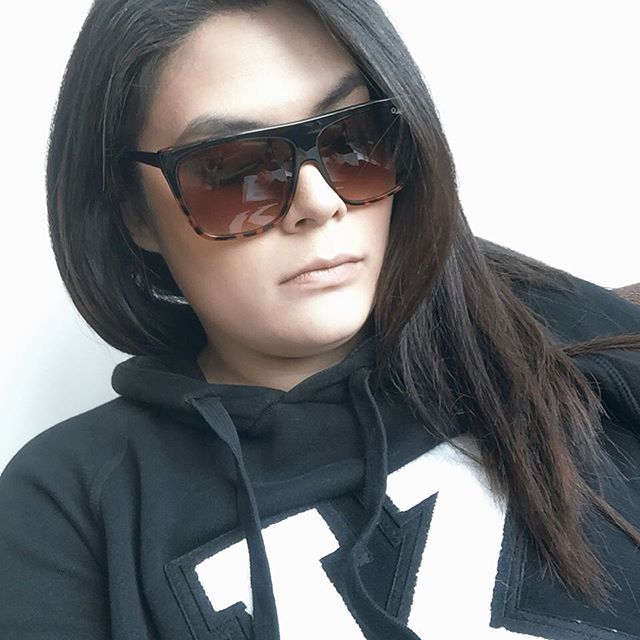 Looking like I have a hangover wearing sunnies inside 😎 but it helps a bit. Need my bed and cozy sheets wrapped around me! #migraine #migrainessuck #stressoverload #sunglassesinside #desixquay #quayxdesi #sunglasses #selfie #goodamerican #sweats #ho