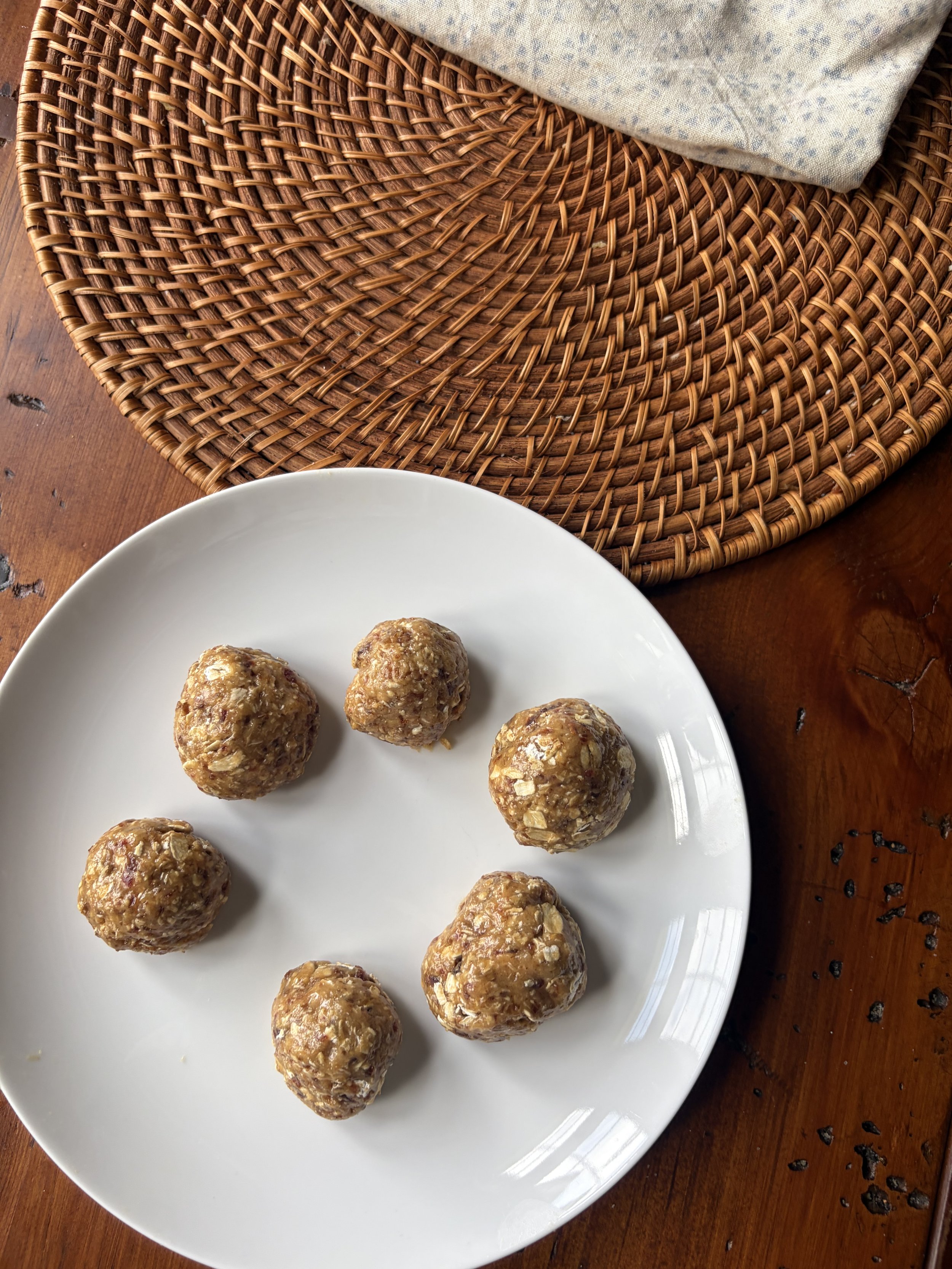 No-Bake Date–Peanut Butter Protein Bites