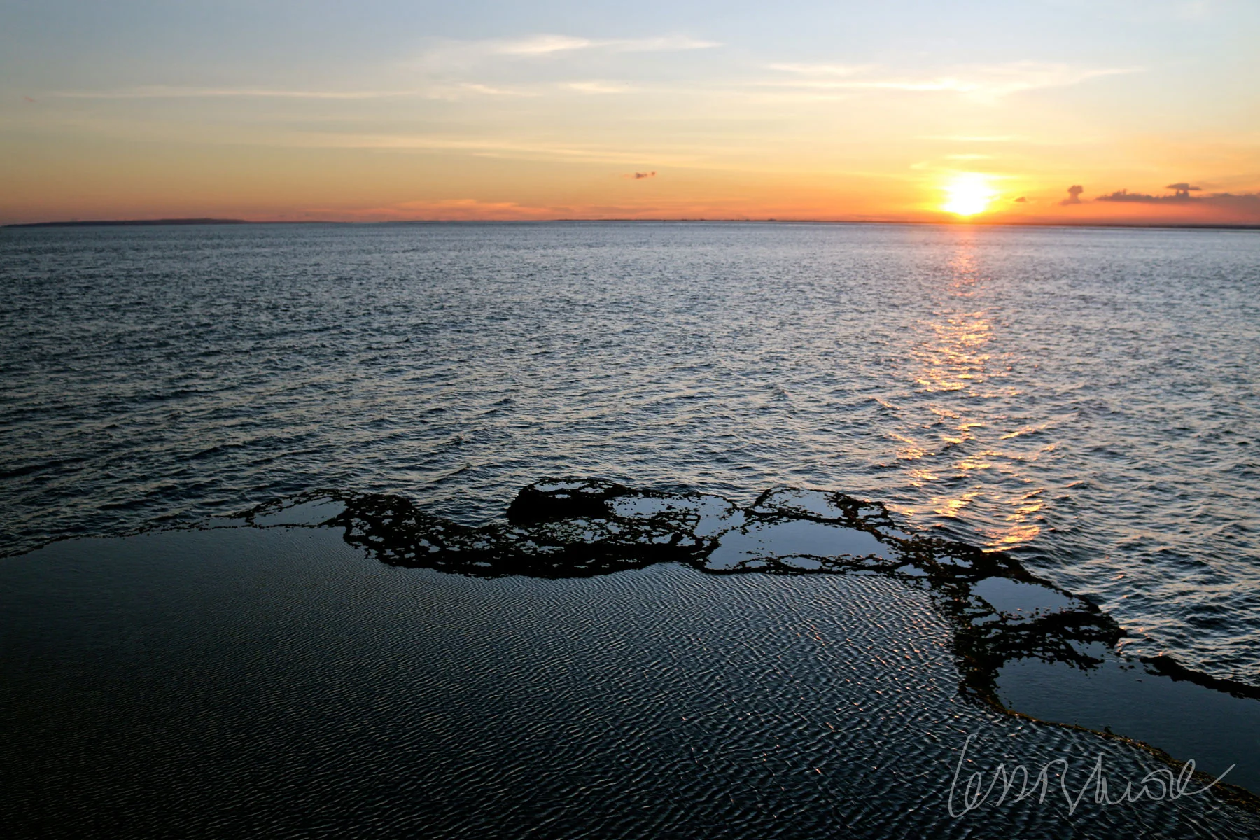 El mágico Devil’s Tear al atardecer, momento en el que se convierte en el rincón ideal para tomar algo sentado en el acantilado contemplando la puesta de sol. Fotografía hecha en Nusa Lembongan, Indonesia. Click + info >