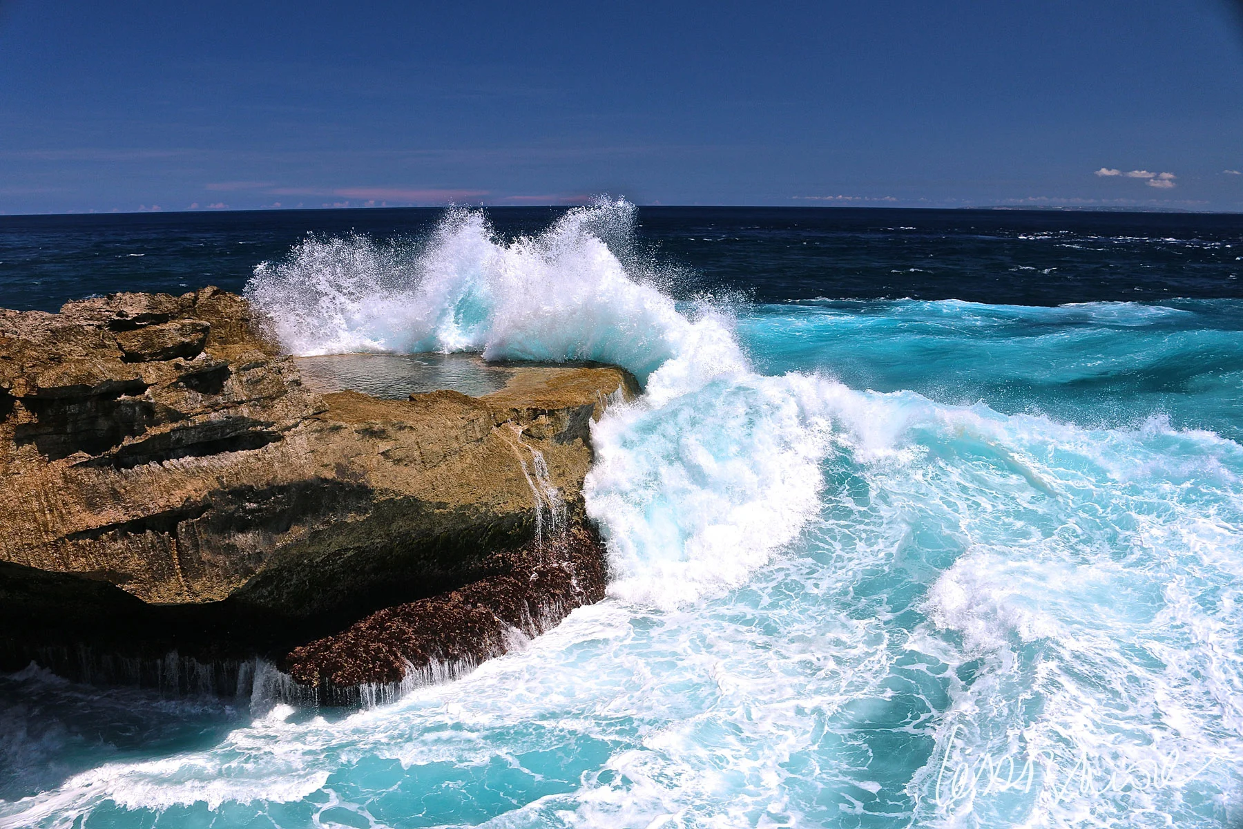 Una de tantas olas rompiendo con fuerza en el acantilado de Devil’s Tear por la mañana, un lugar especial que inevitablemente me enamoró. Fotografía hecha en Nusa Lembonga, Indonesia. Click + info >