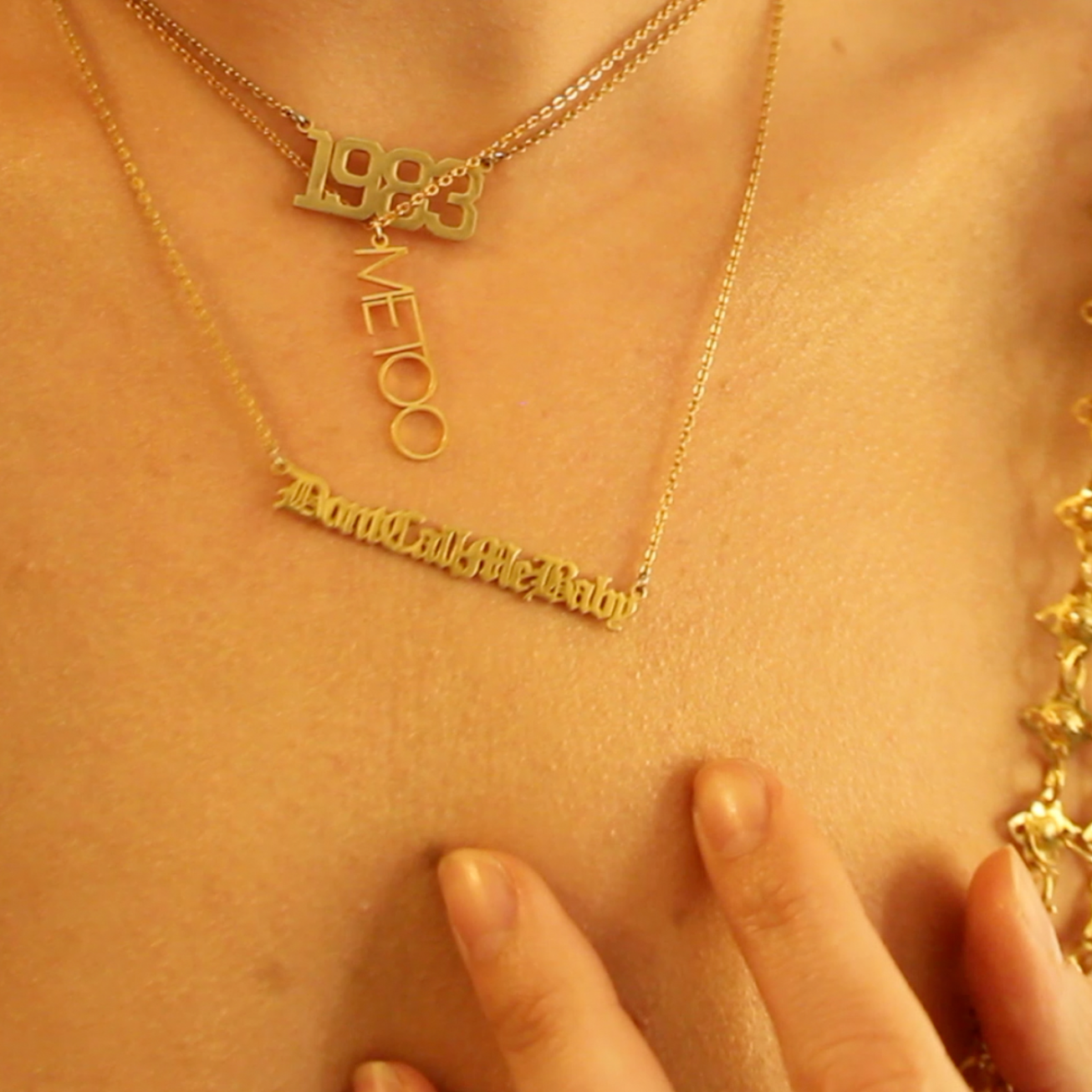 Don't call me baby text halsband guld statement smycken online
