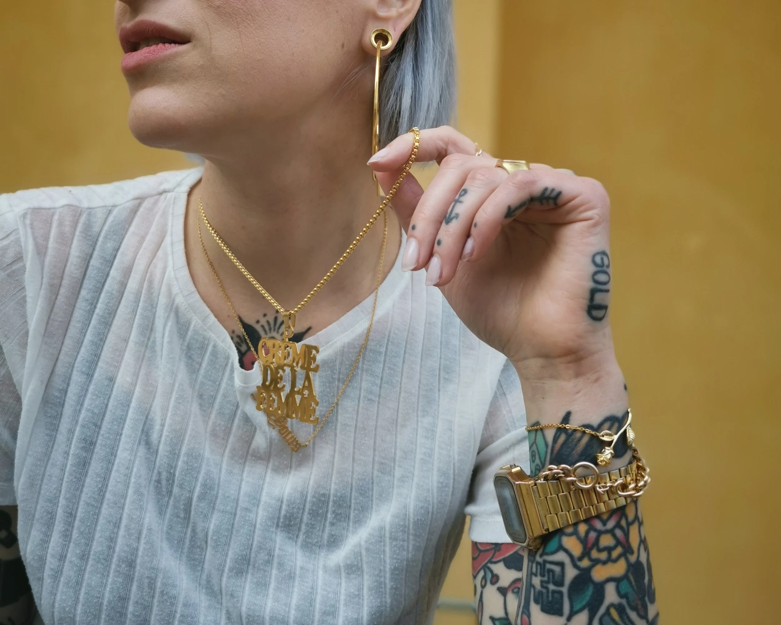Crème de la femme text halsband guld statement smycken online statement smycken online