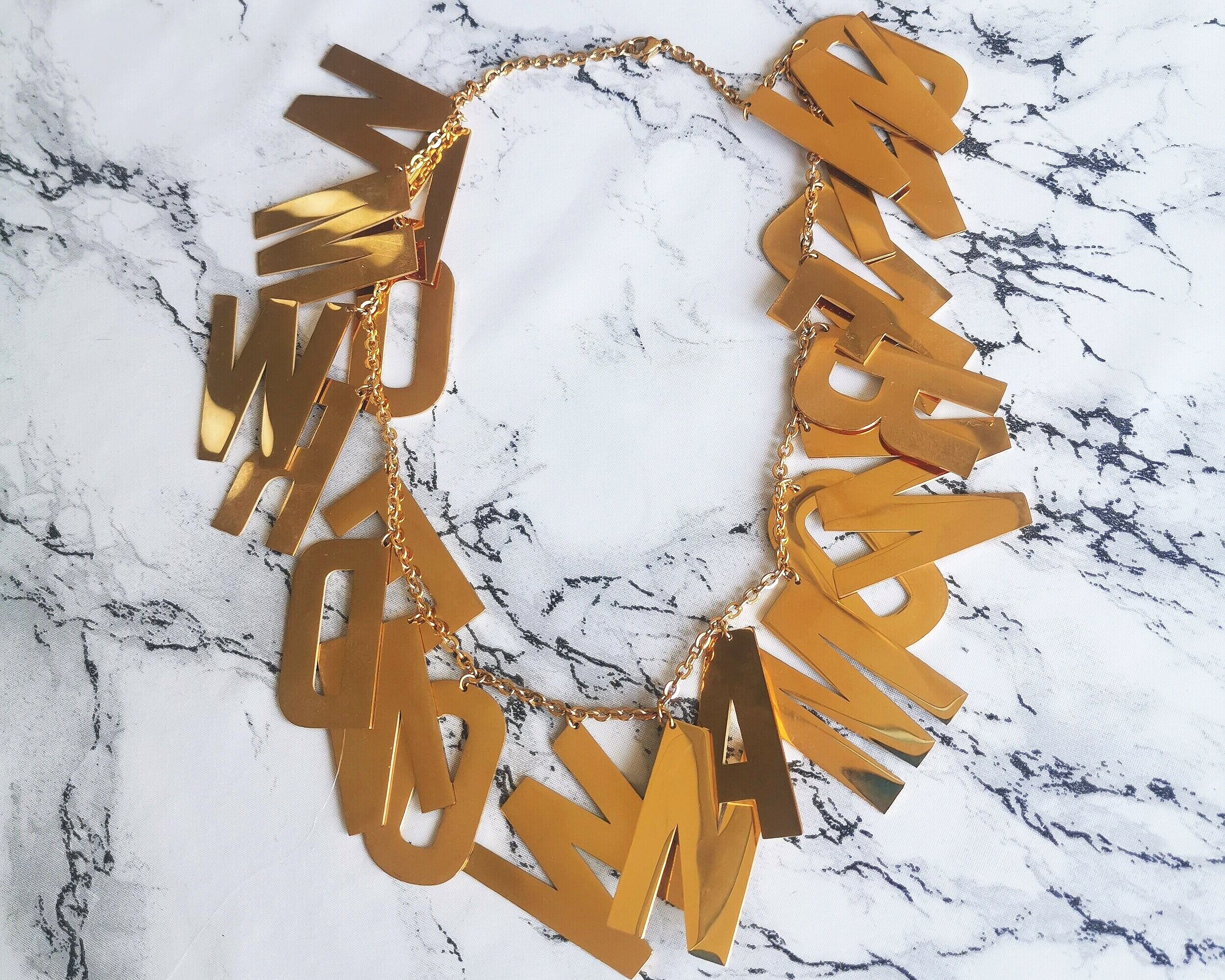 wonder woman halsband bokstäver guld silver smycken online