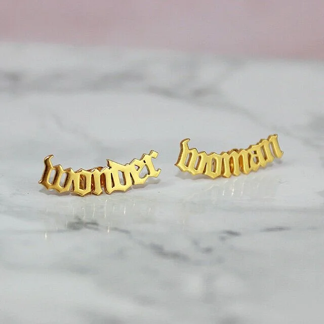 Wonder woman studs text örhängen guld statement smycken online
