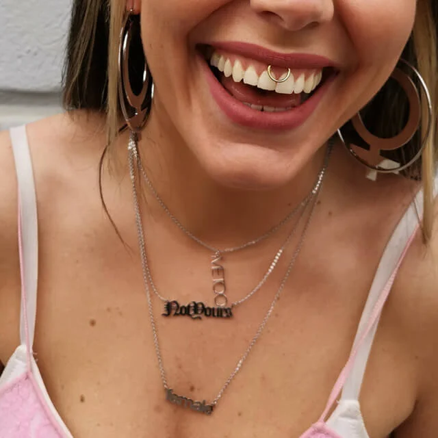 Not yours text halsband guld statement smycken online