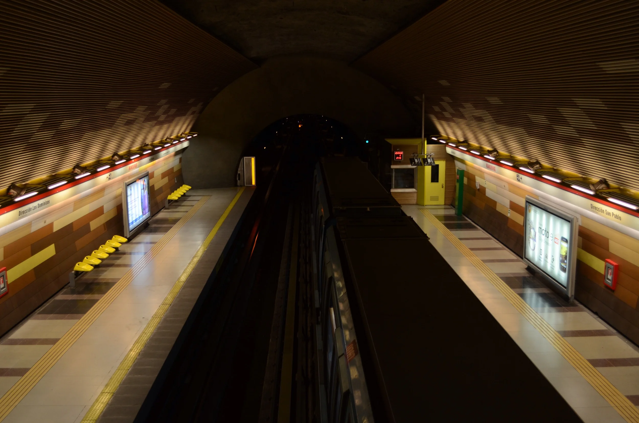 Manquehue metro stop // steel and light