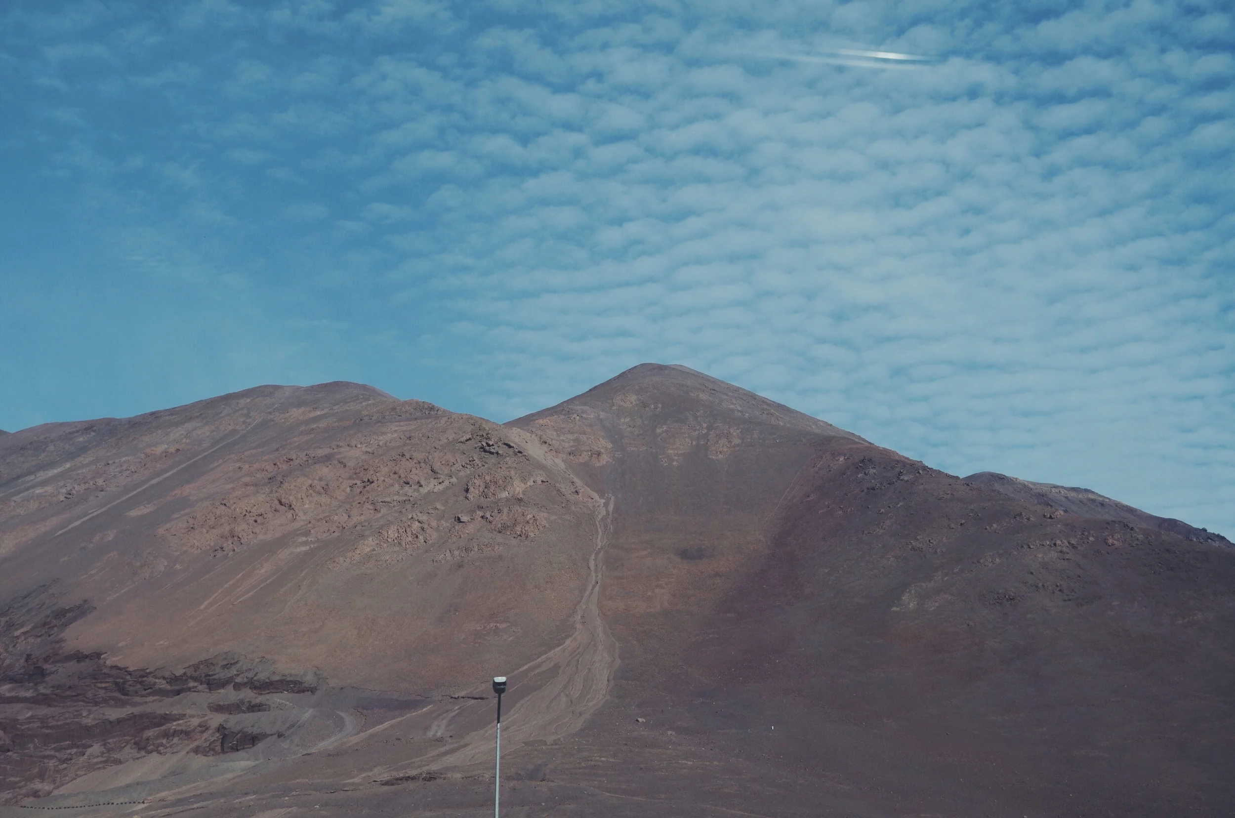 A huge sand dune bordering the highway to the airport // 6 april 2015