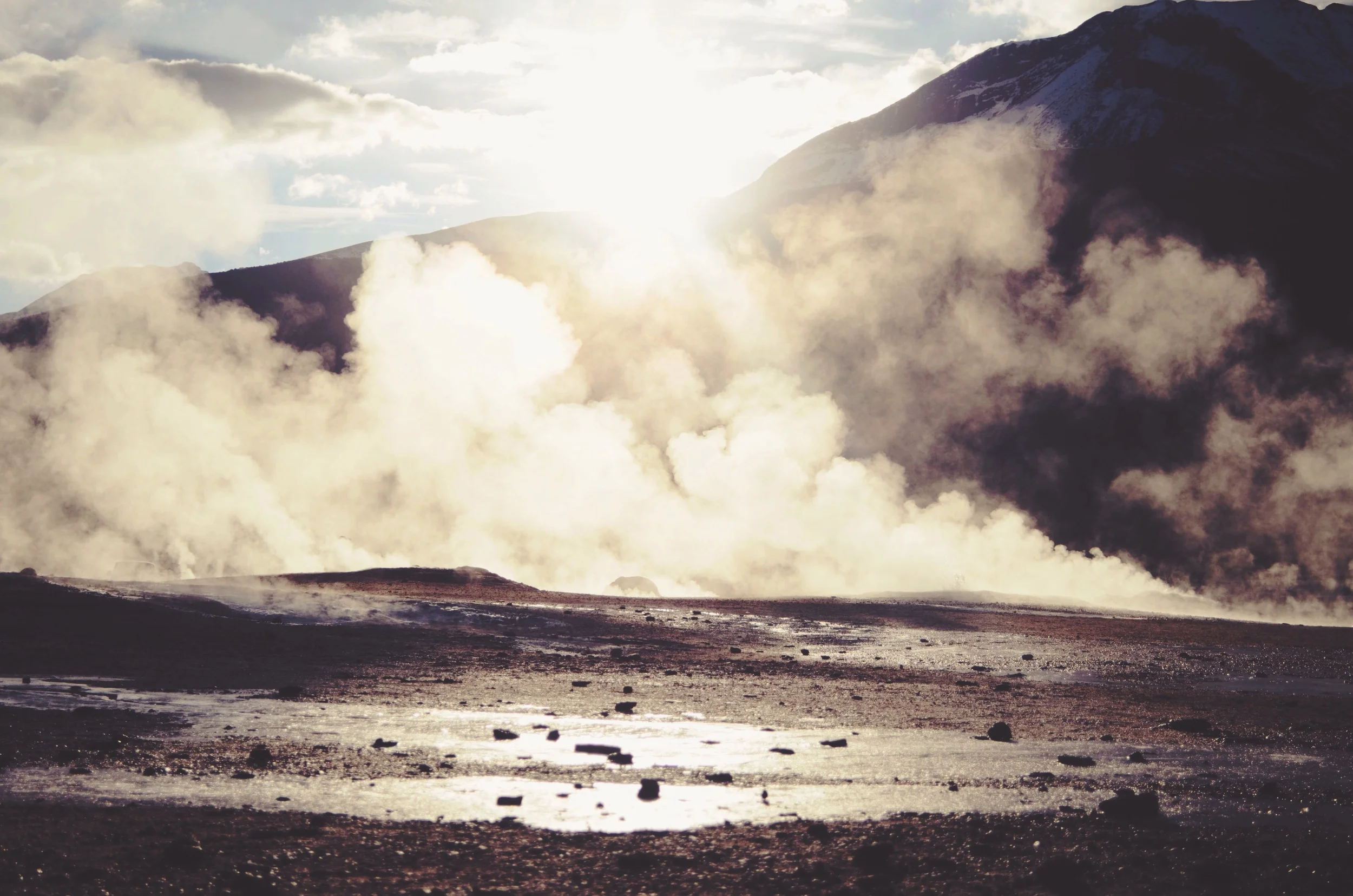 When the sun peeked over the mountain range it made for some beautiful back-lit steam // 18 april 2015