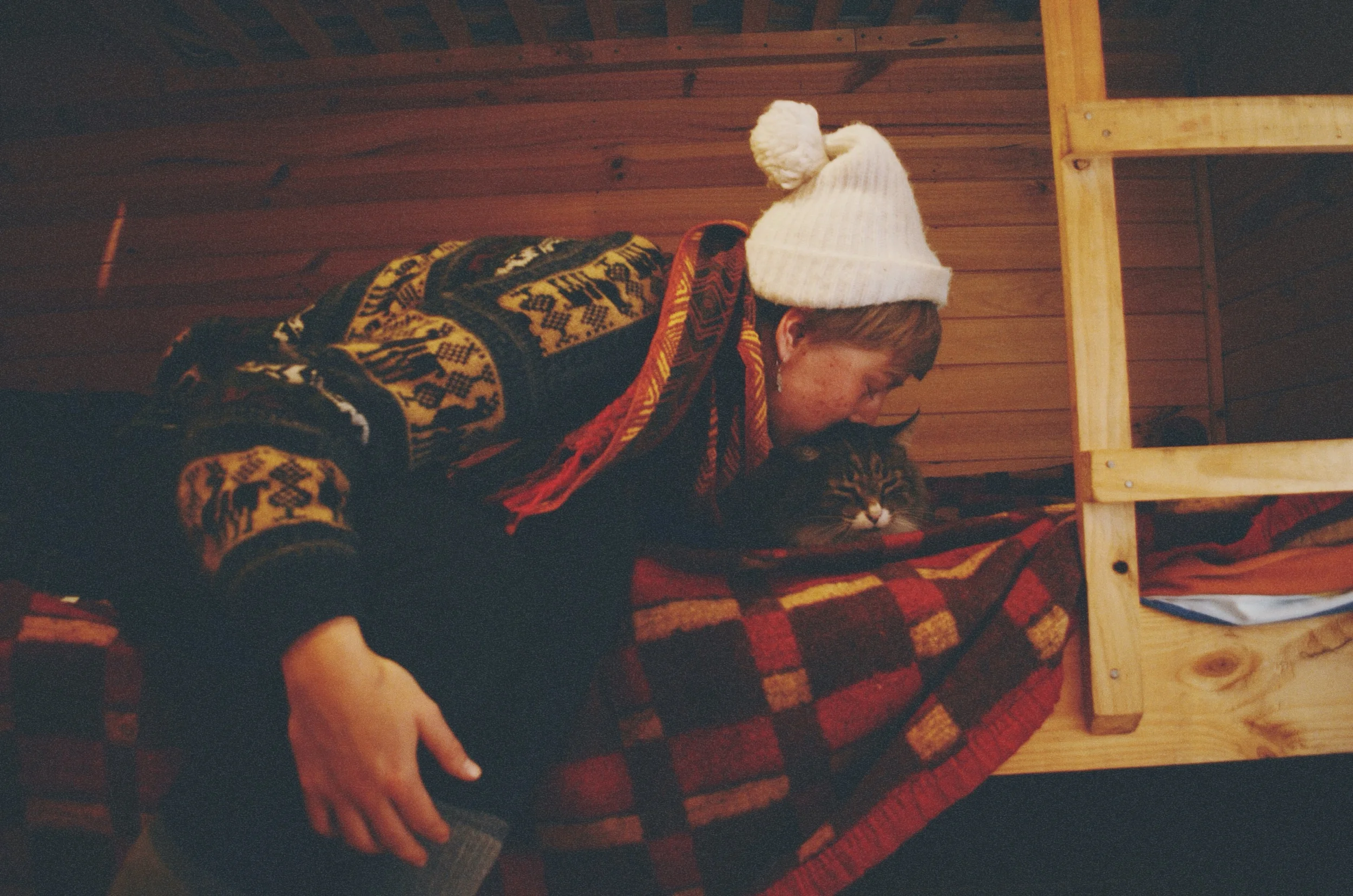Clara and one of the cabin-hostel's cats // 3 may 2015