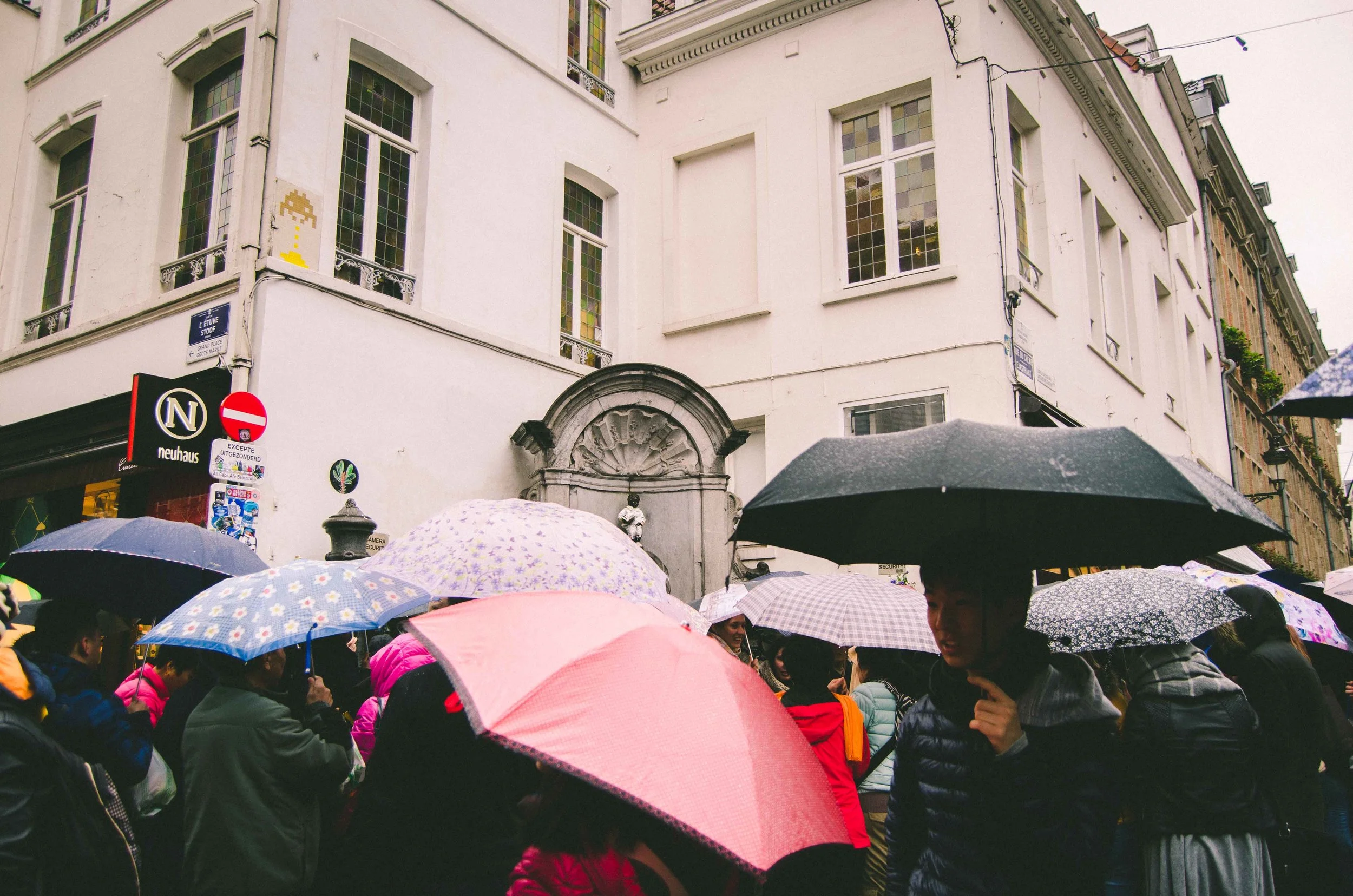 Crowd around Manneken Pis