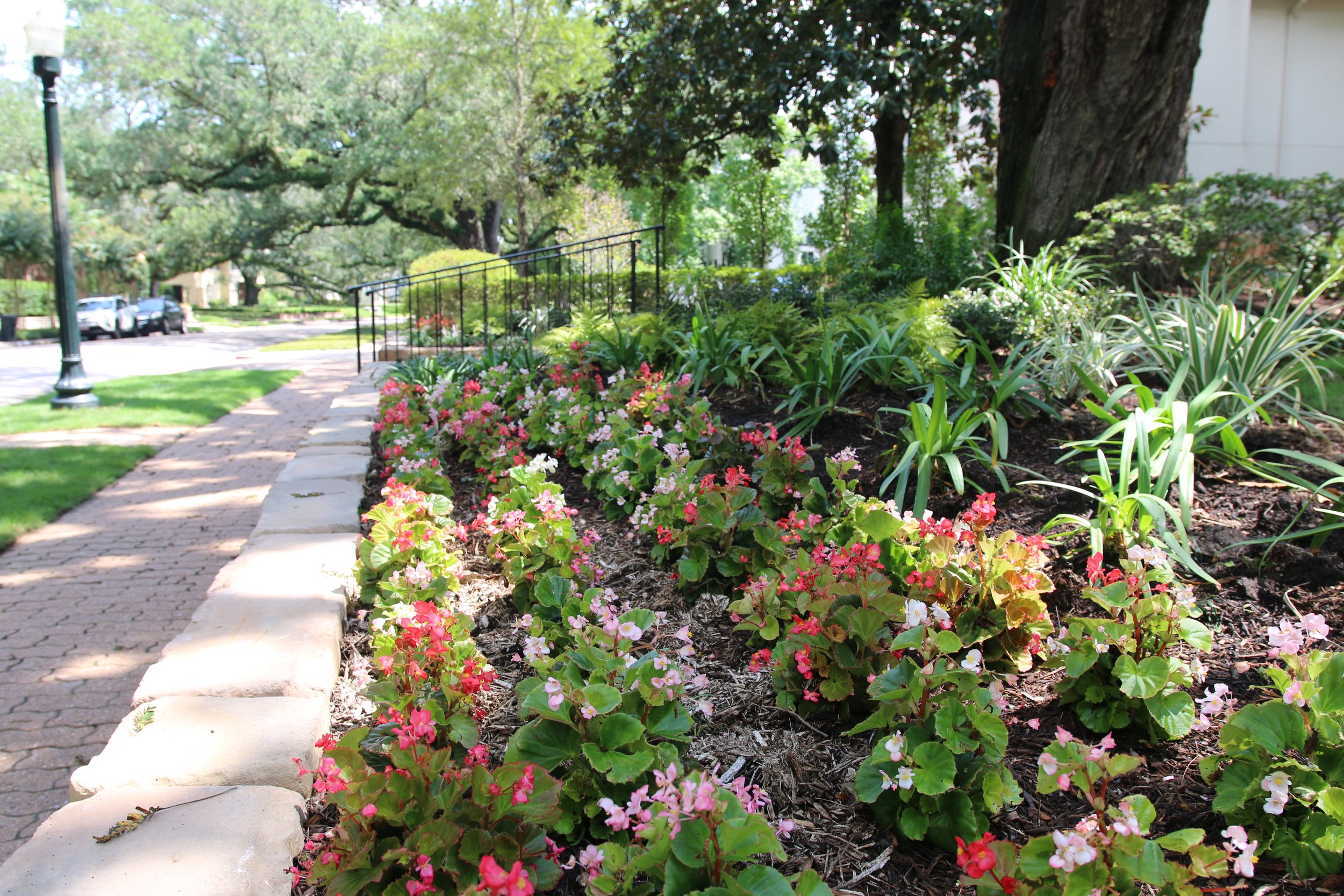 Retaining Wall and residential landscape installation by Austin Landscaping in River Oaks, Houston