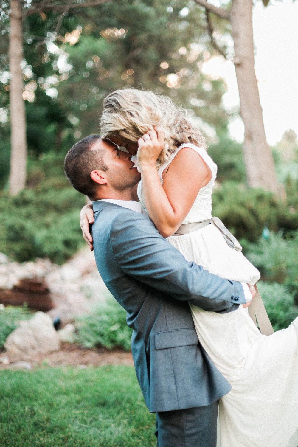 www.thestyledsoiree.com | Photo: Sara Lynn | Rocky mountain engagement session inspiration