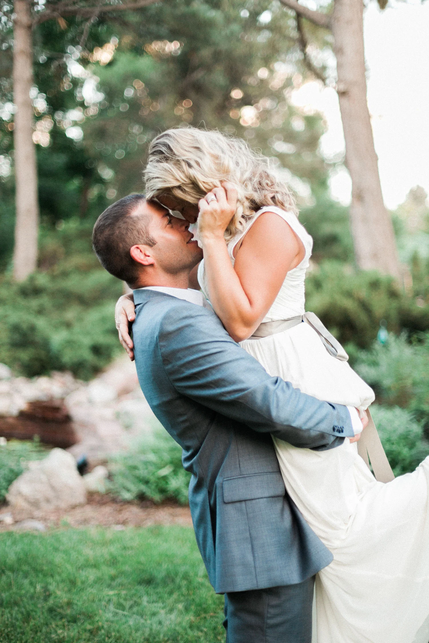www.thestyledsoiree.com | Photo: Sara Lynn | Rocky mountain engagement session inspiration