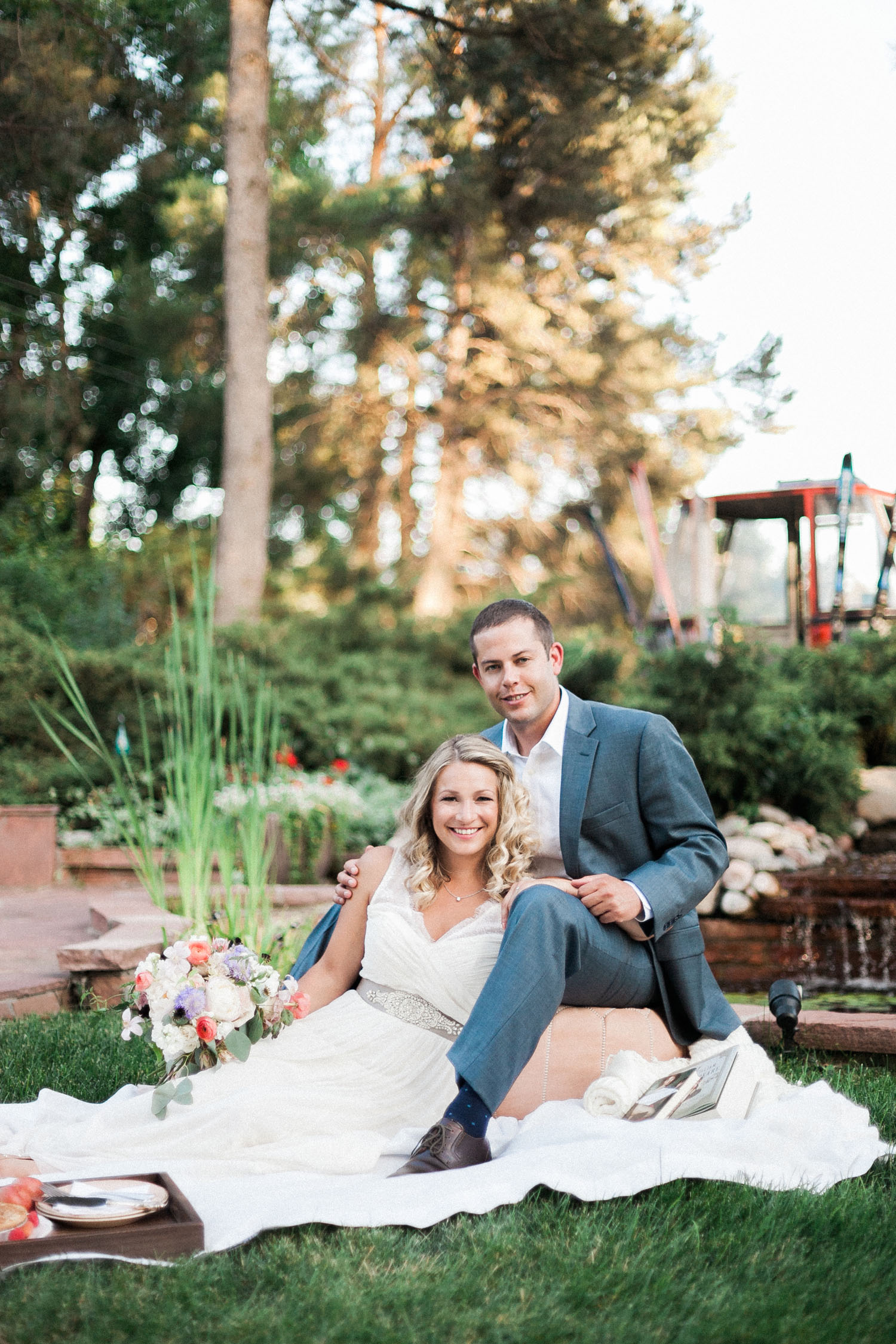 www.thestyledsoiree.com | Photo: Sara Lynn | Rocky mountain engagement session inspiration