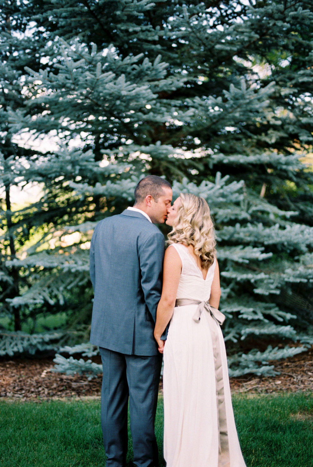 www.thestyledsoiree.com | Photo: Sara Lynn | Rocky mountain engagement session inspiration