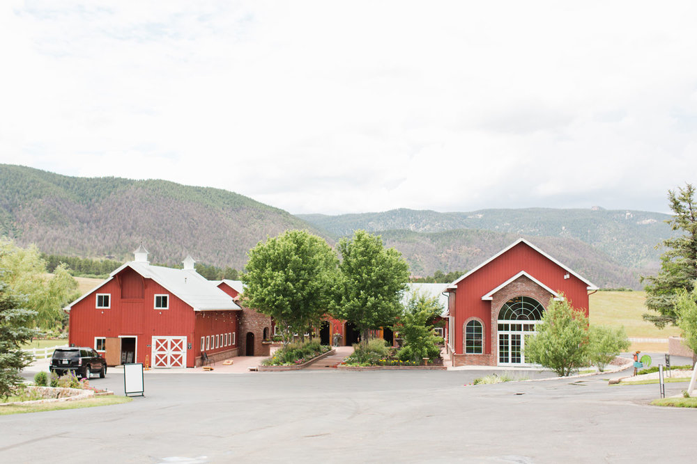 www.thestyledsoiree.com | Crooked Willow Farm Real Wedding | Colorado Wedding Locations