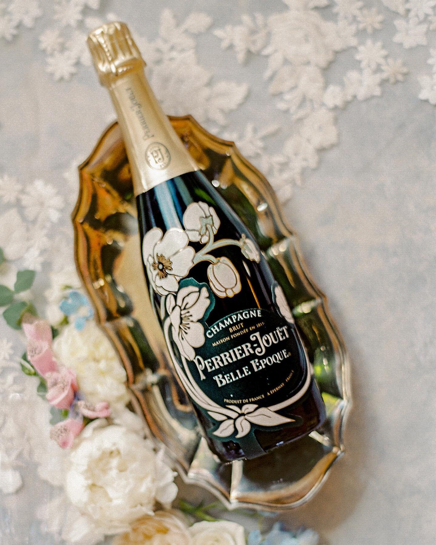 I love the small moments - hand painted champagne bottles, yes please! 

Getting ready with your favorite people is such a fun part of the day. Popping a special cork definitely helps!

Venue @devilsthumbranchweddings
Photographer @alpandisle
Florist